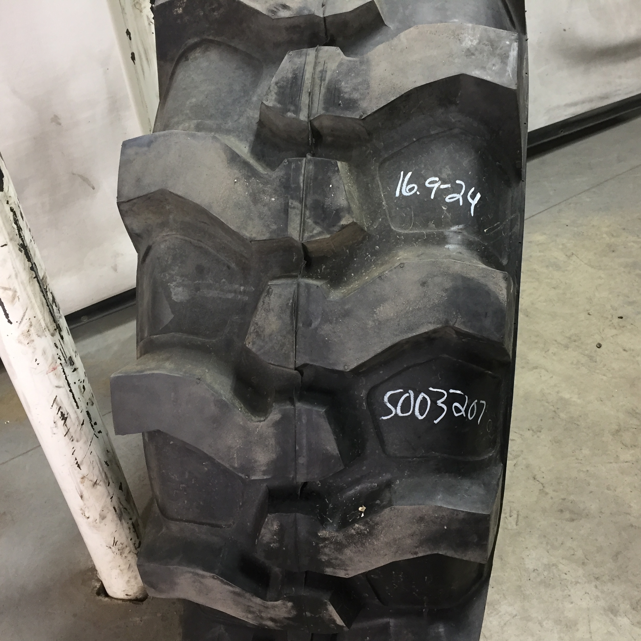 16.9/-24 Alpha Trac-Tor Ind Super Sidewall R-4 Tire S003207