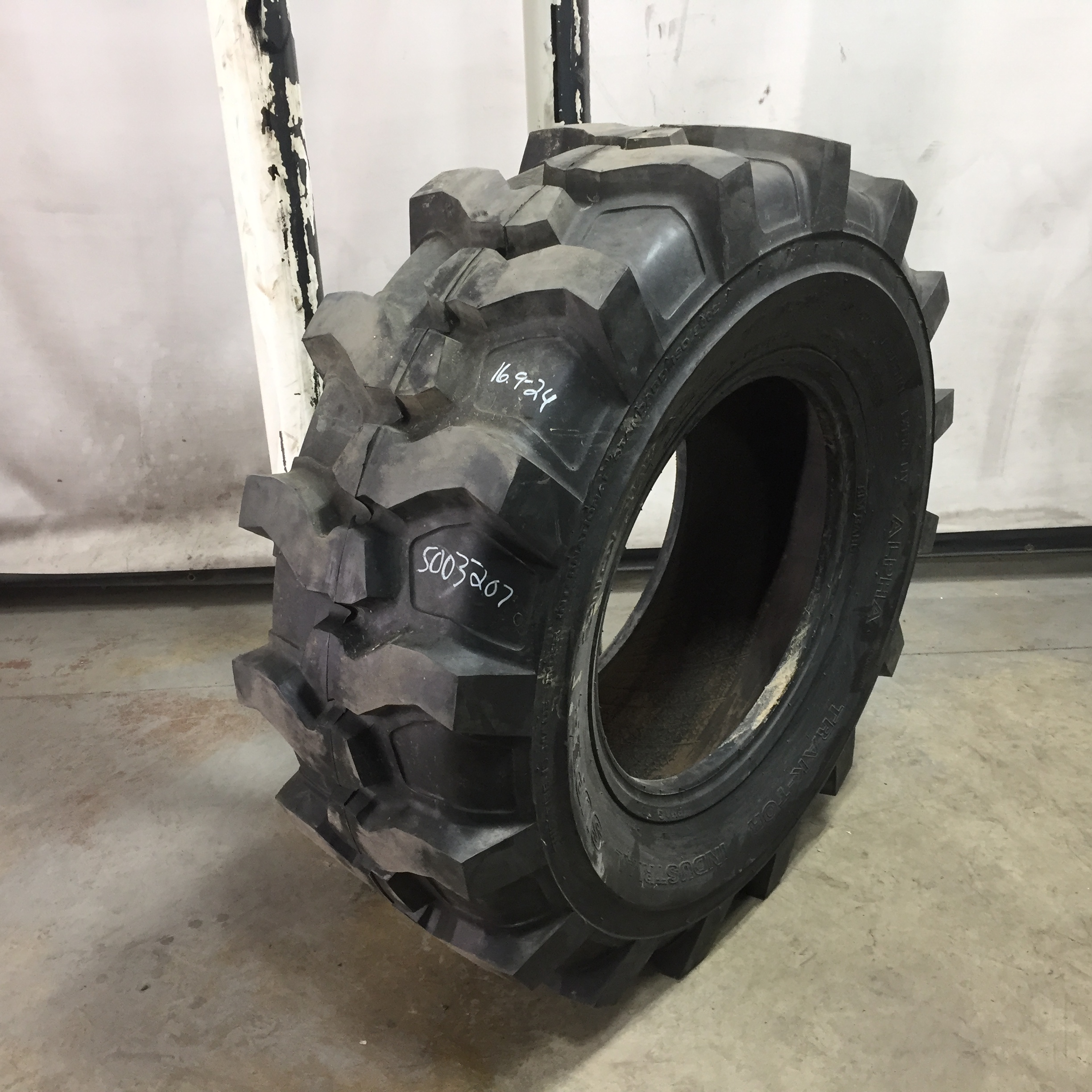 16.9/-24 Alpha Trac-Tor Ind Super Sidewall R-4 Tire S003207