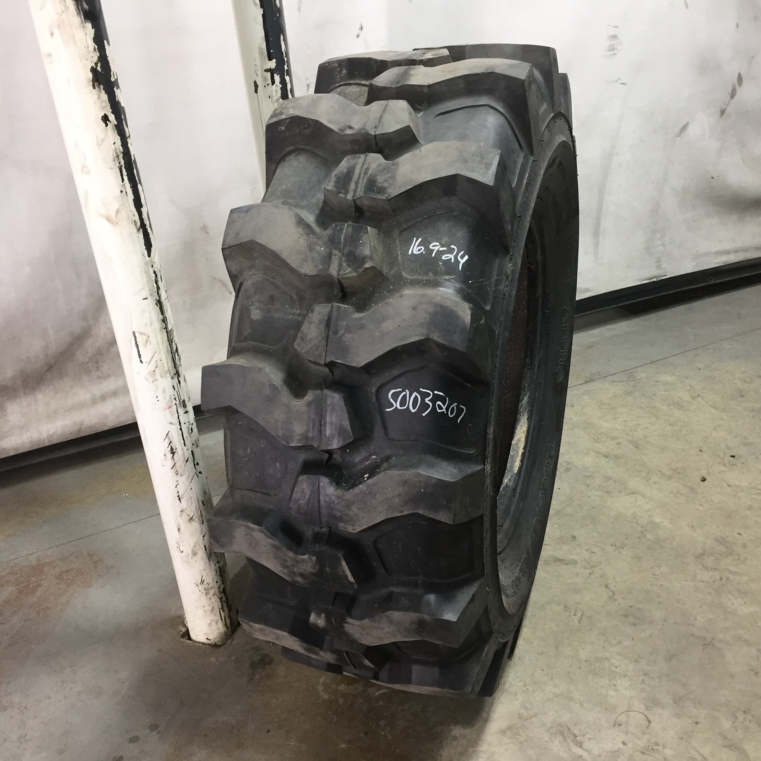 16.9/-24 Alpha Trac-Tor Ind Super Sidewall R-4 Tire S003207