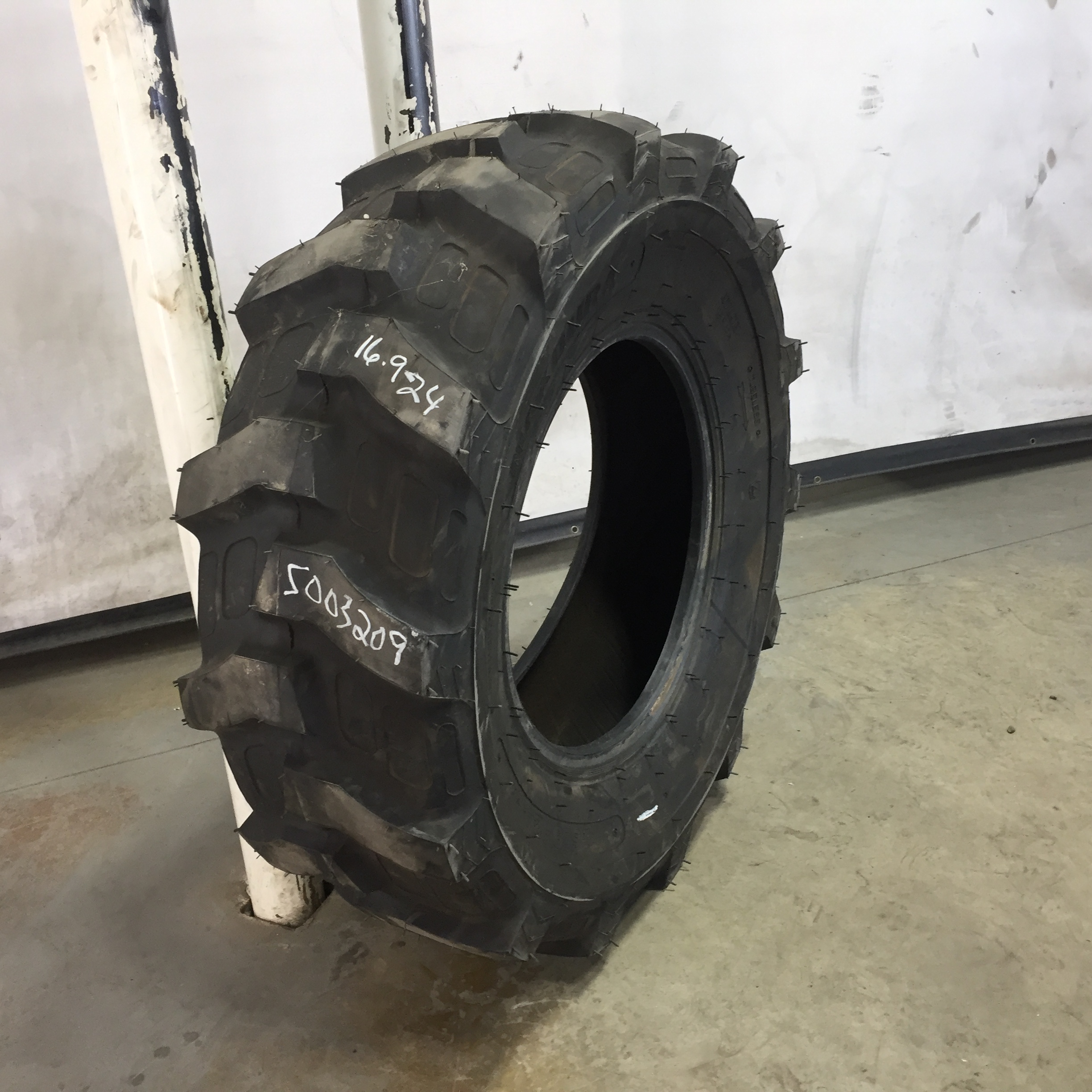 16.9/-24 Miscellaneous Maxdura R-4 Tire S003209