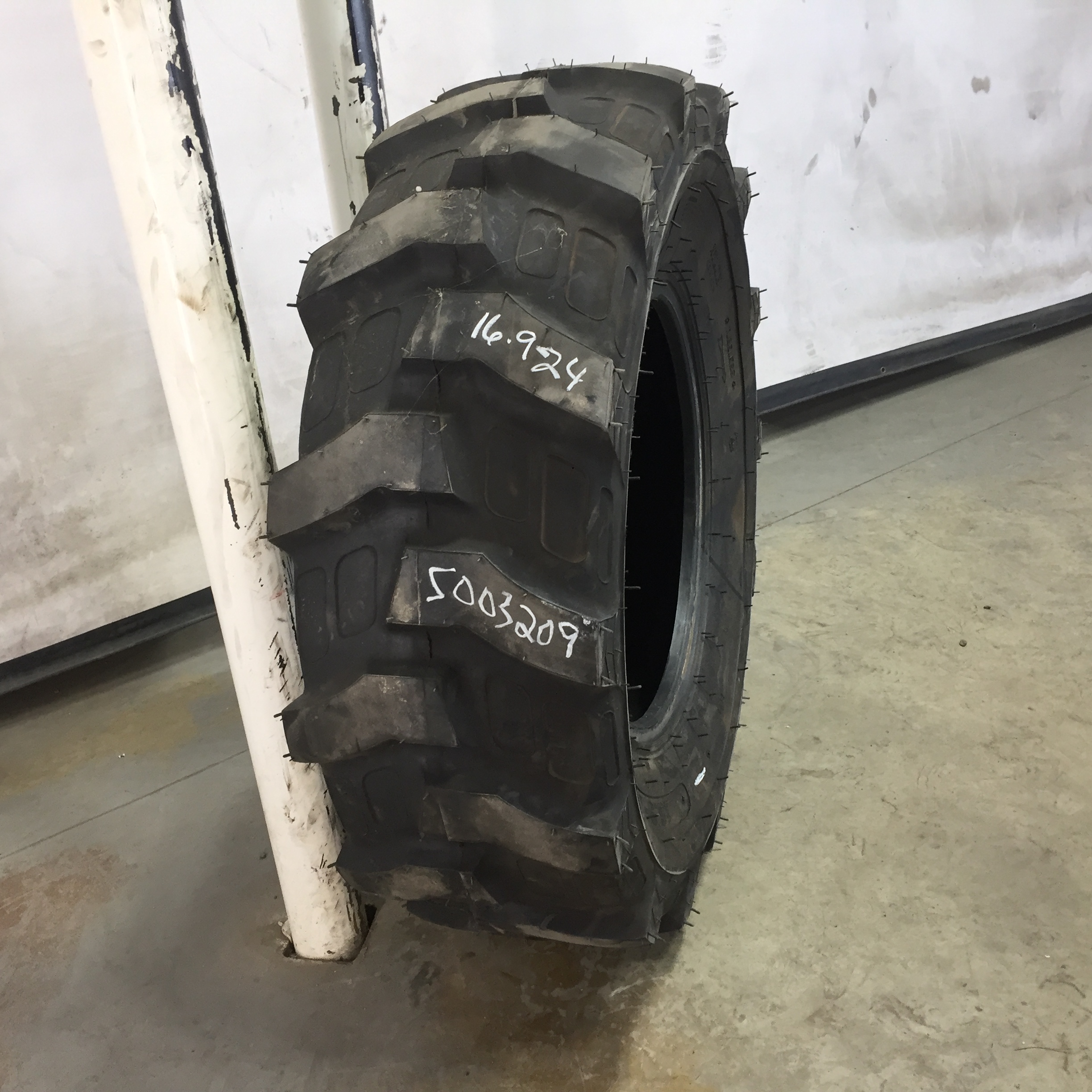 16.9/-24 Miscellaneous Maxdura R-4 Tire S003209