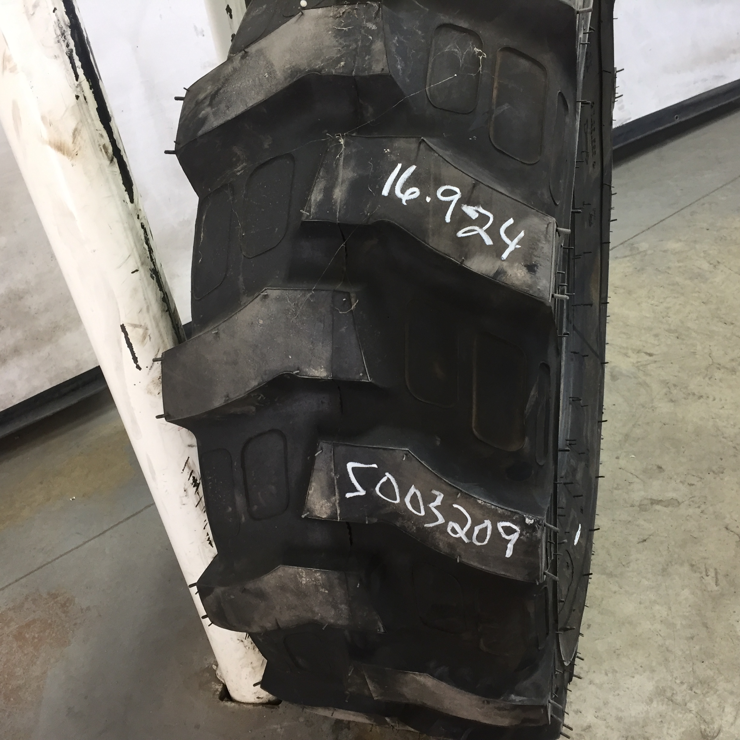 16.9/-24 Miscellaneous Maxdura R-4 Tire S003209