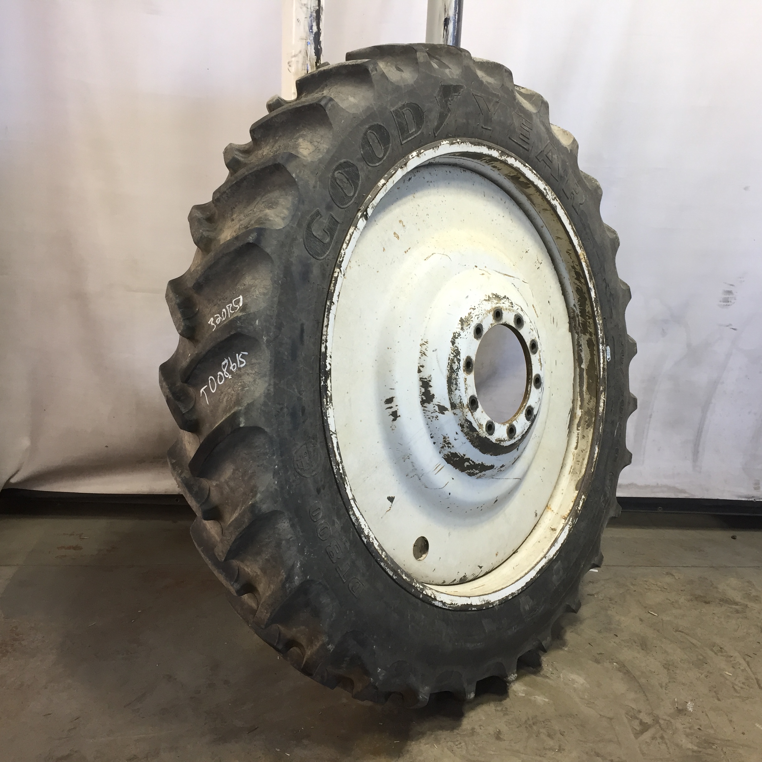 320/90R50 Goodyear Farm DT800 Optitrac R-1W Tire-Wheel Assembly T008615