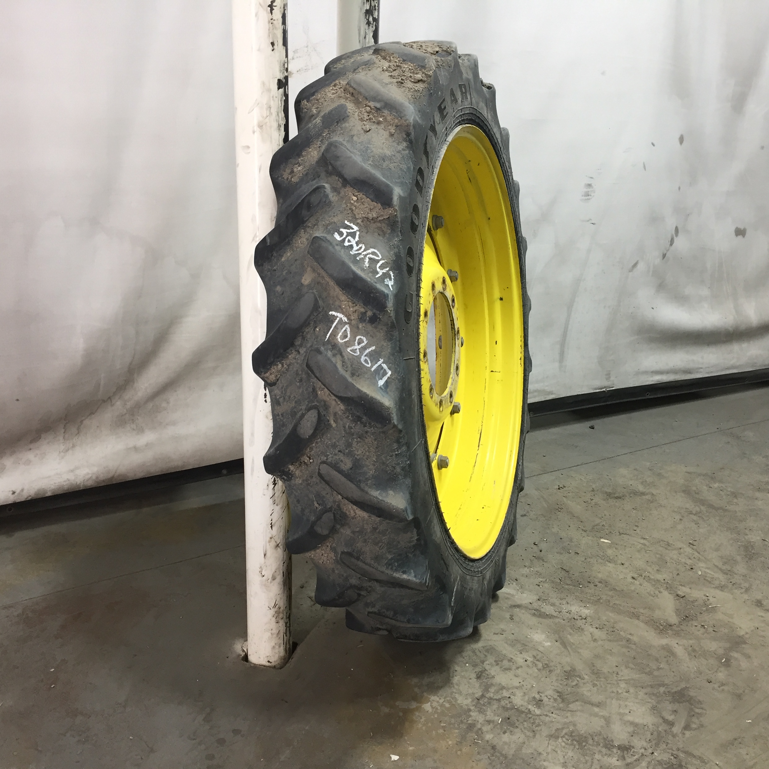 320/80R42 Goodyear Farm DT800 Super Traction R-1W Tire RT008617