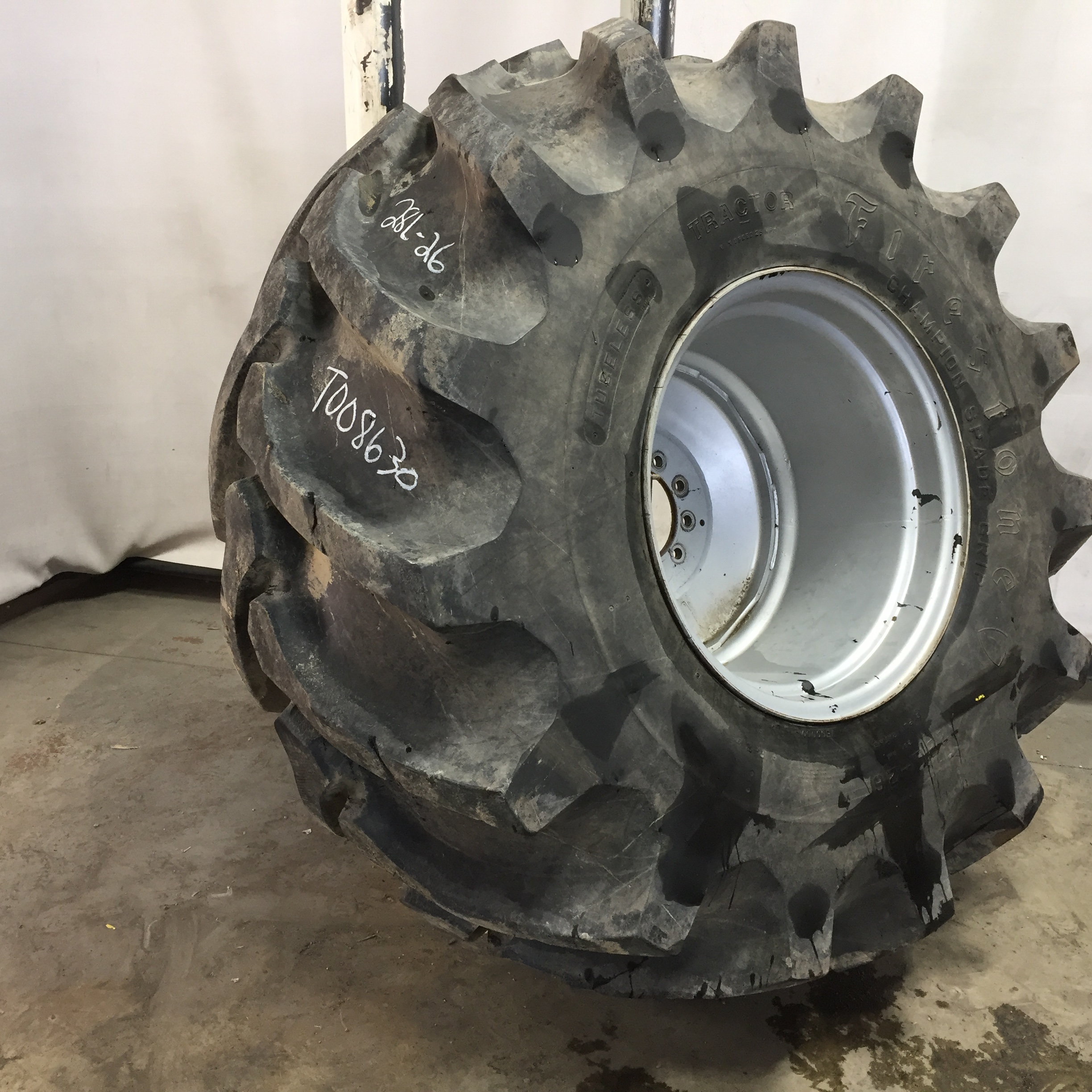 28/L-26 Firestone Champion Spade Grip R-2 Tire RT008630