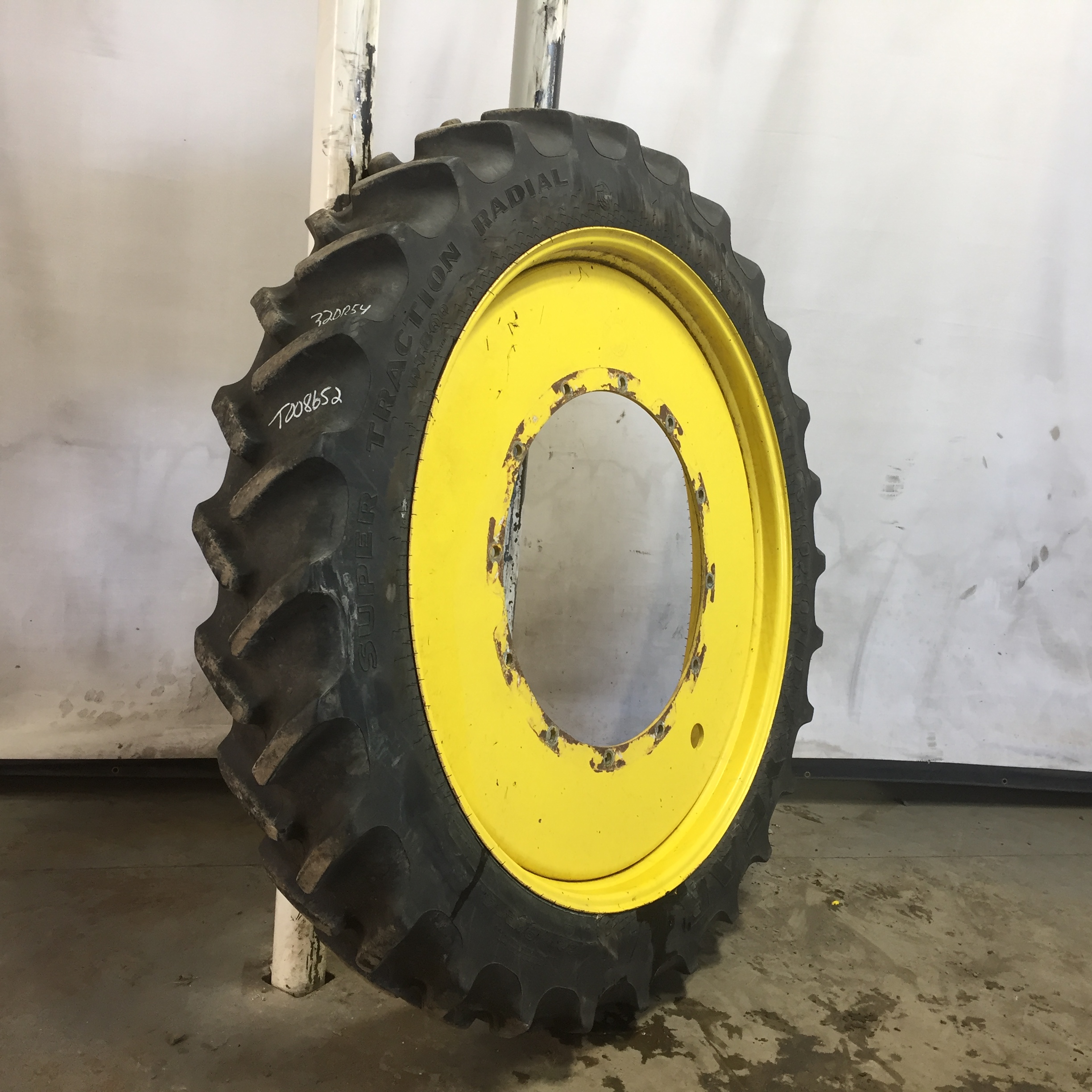 320/90R54 Goodyear Farm DT800 Super Traction R-1W Tire RT008652
