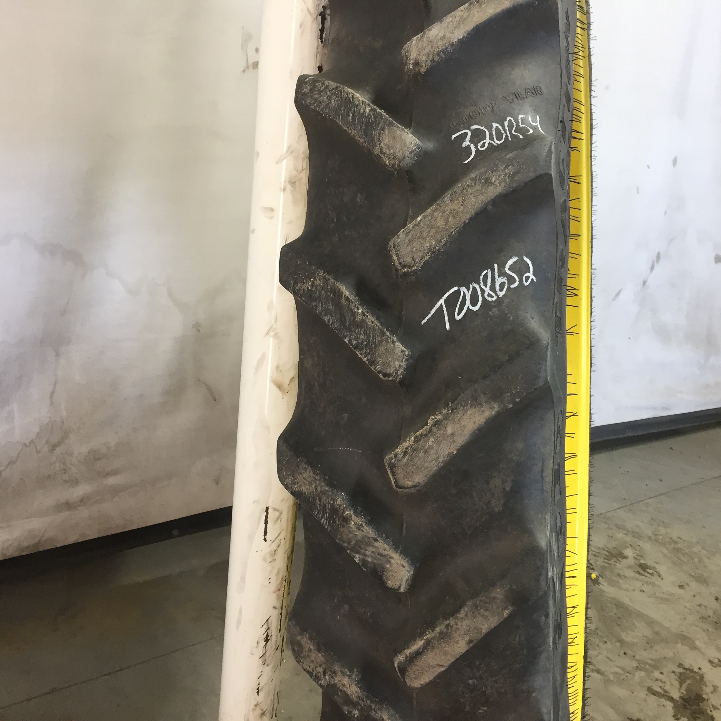 320/90R54 Goodyear Farm DT800 Super Traction R-1W Tire RT008652