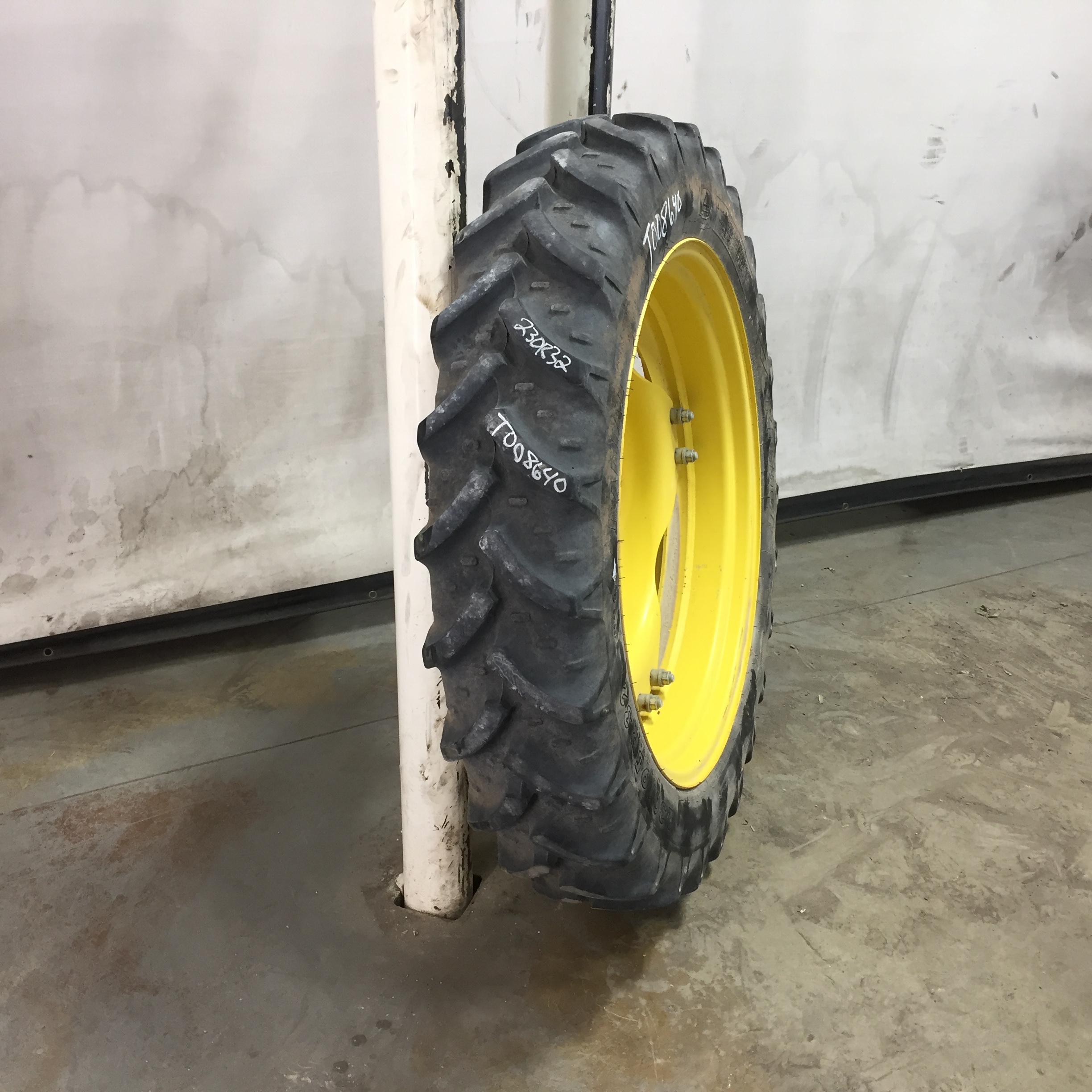 230/95R32 Kleber Super 3 R-1W Stub Disc (groups of 2 bolts) Tire-Wheel Assembly T008640