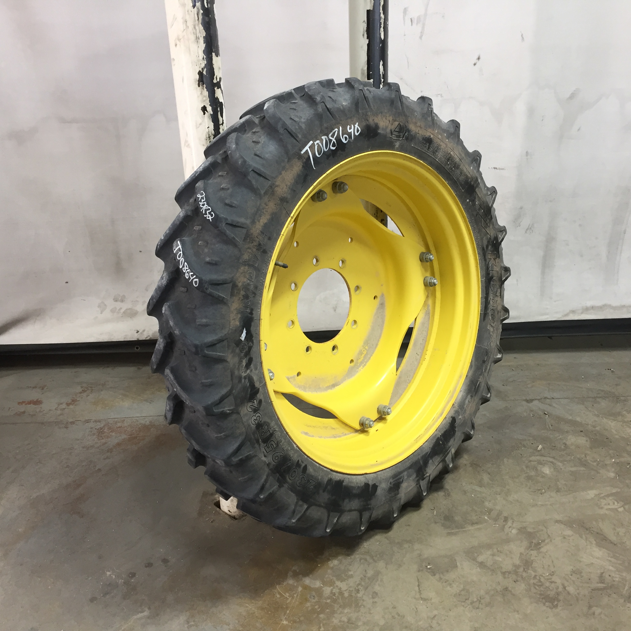 230/95R32 Kleber Super 3 R-1W Stub Disc (groups of 2 bolts) Tire-Wheel Assembly T008640