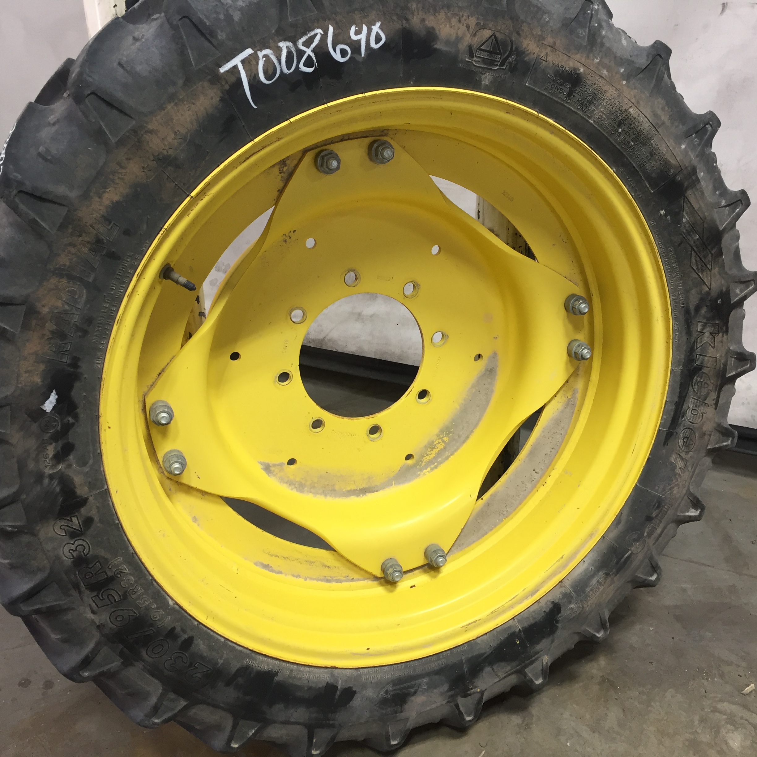 230/95R32 Kleber Super 3 R-1W Stub Disc (groups of 2 bolts) Tire-Wheel Assembly T008640