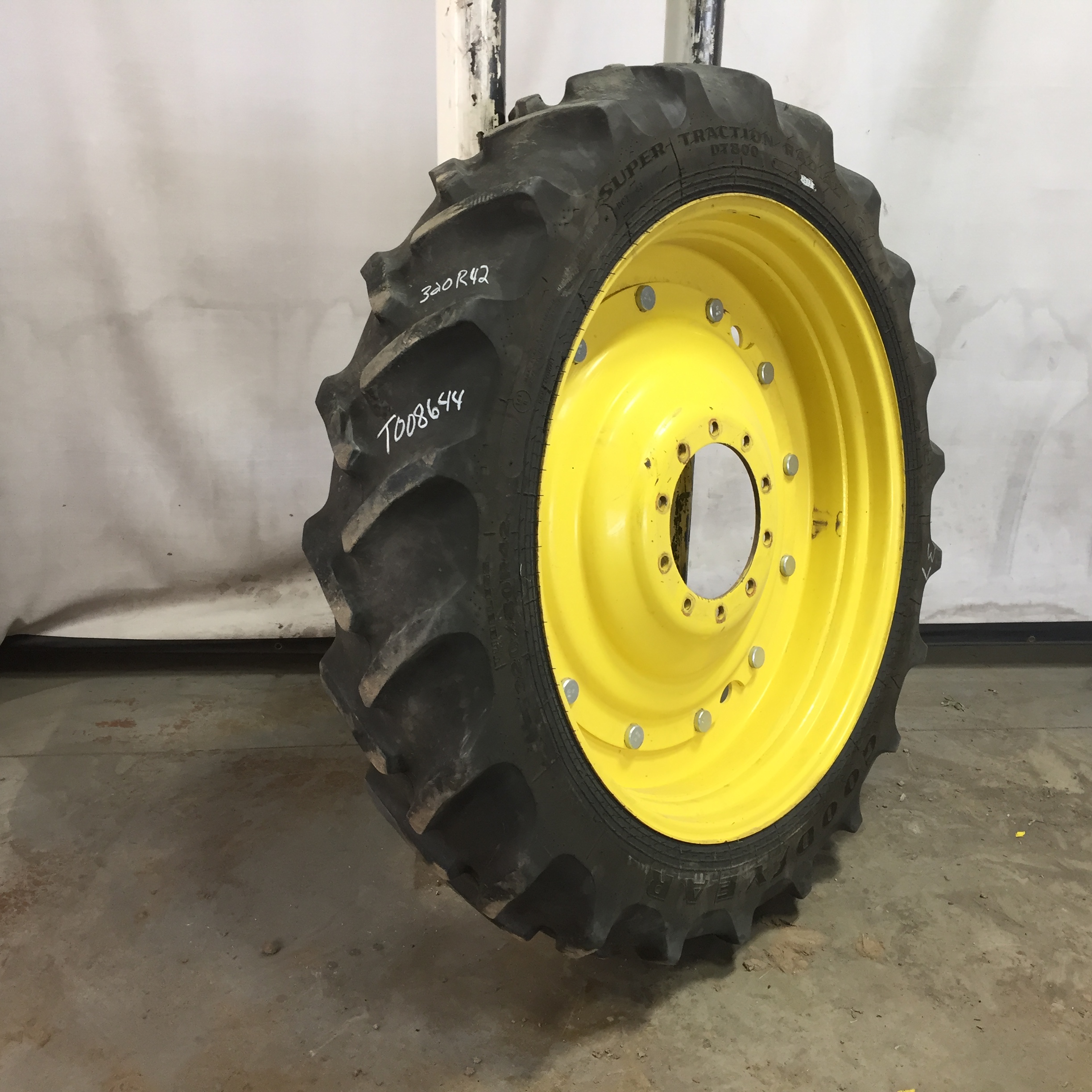 320/80R42 Goodyear Farm DT800 Super Traction R-1W Stub Disc Tire-Wheel Assembly T008644