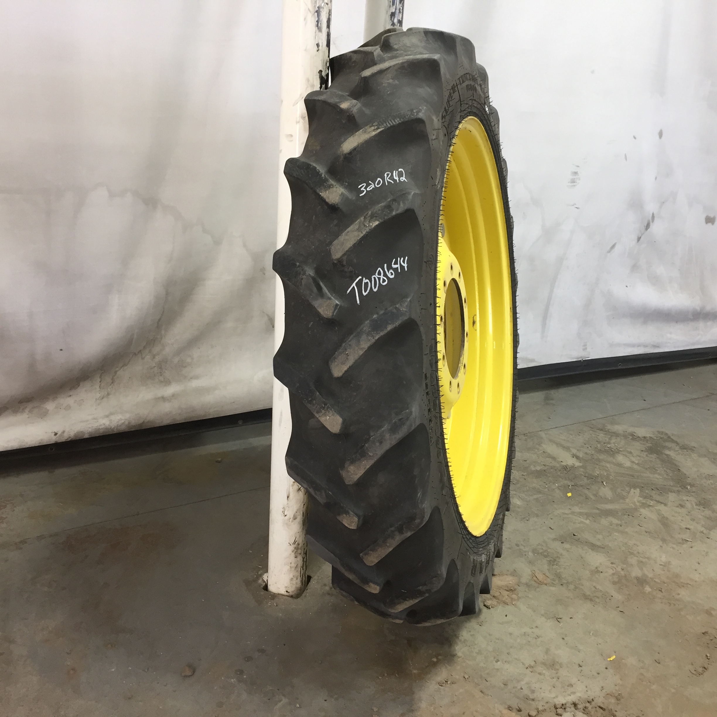 320/80R42 Goodyear Farm DT800 Super Traction R-1W Tire RT008644