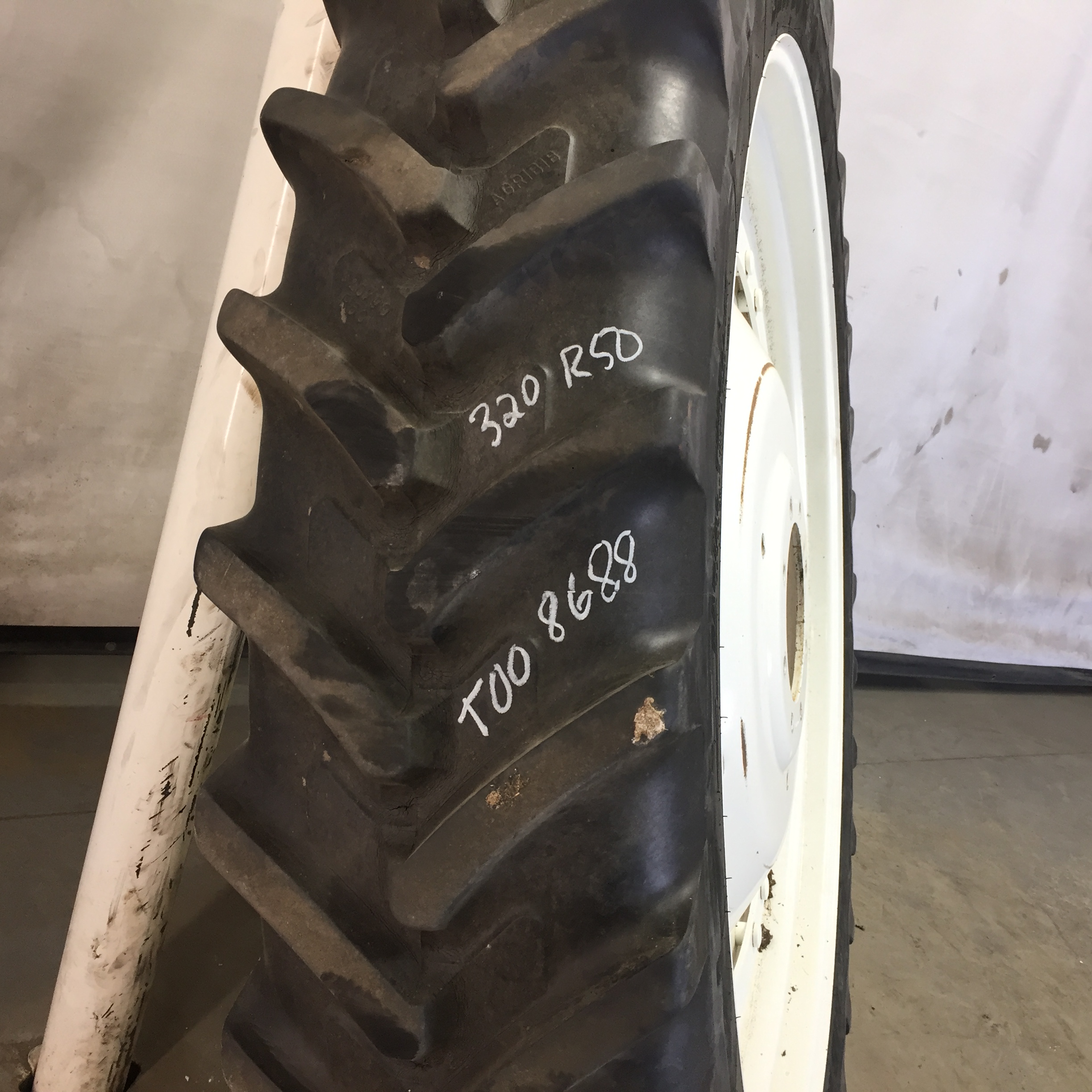 320/90R50 Michelin AgriBib Row Crop R-1W Stub Disc (groups of 2 bolts) Tire-Wheel Assembly T008688