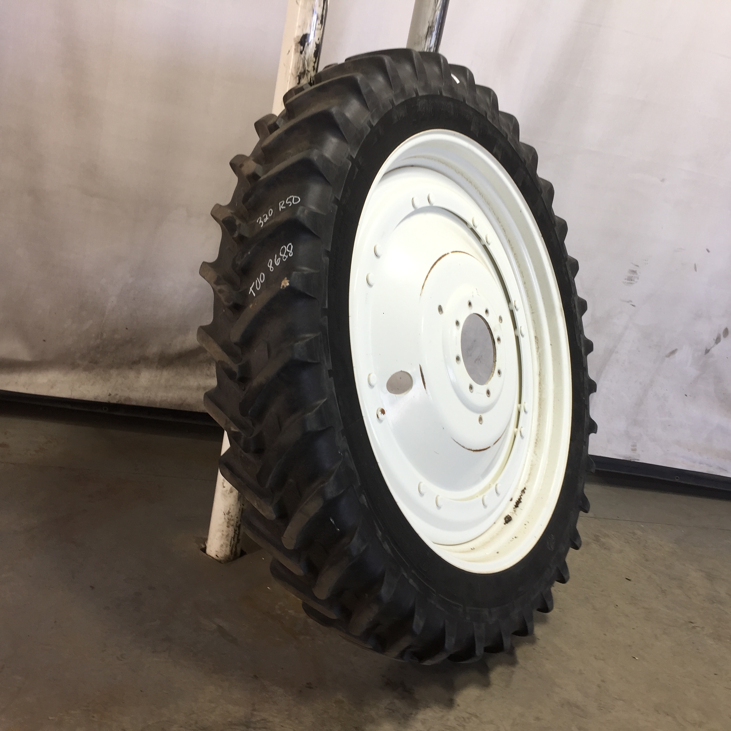 320/90R50 Michelin AgriBib Row Crop R-1W Stub Disc (groups of 2 bolts) Tire-Wheel Assembly T008688