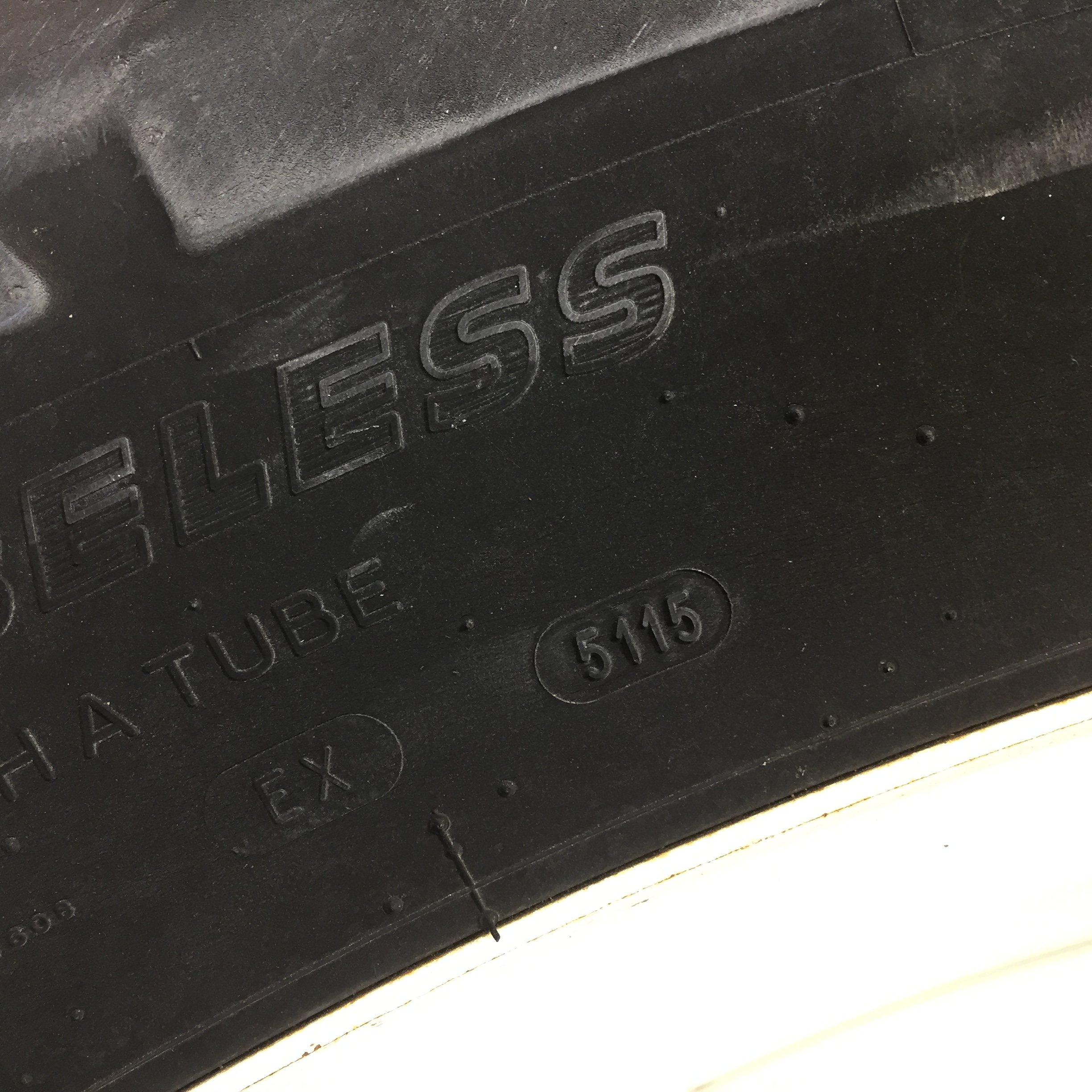 320/90R50 Michelin AgriBib Row Crop R-1W Stub Disc (groups of 2 bolts) Tire-Wheel Assembly T008688