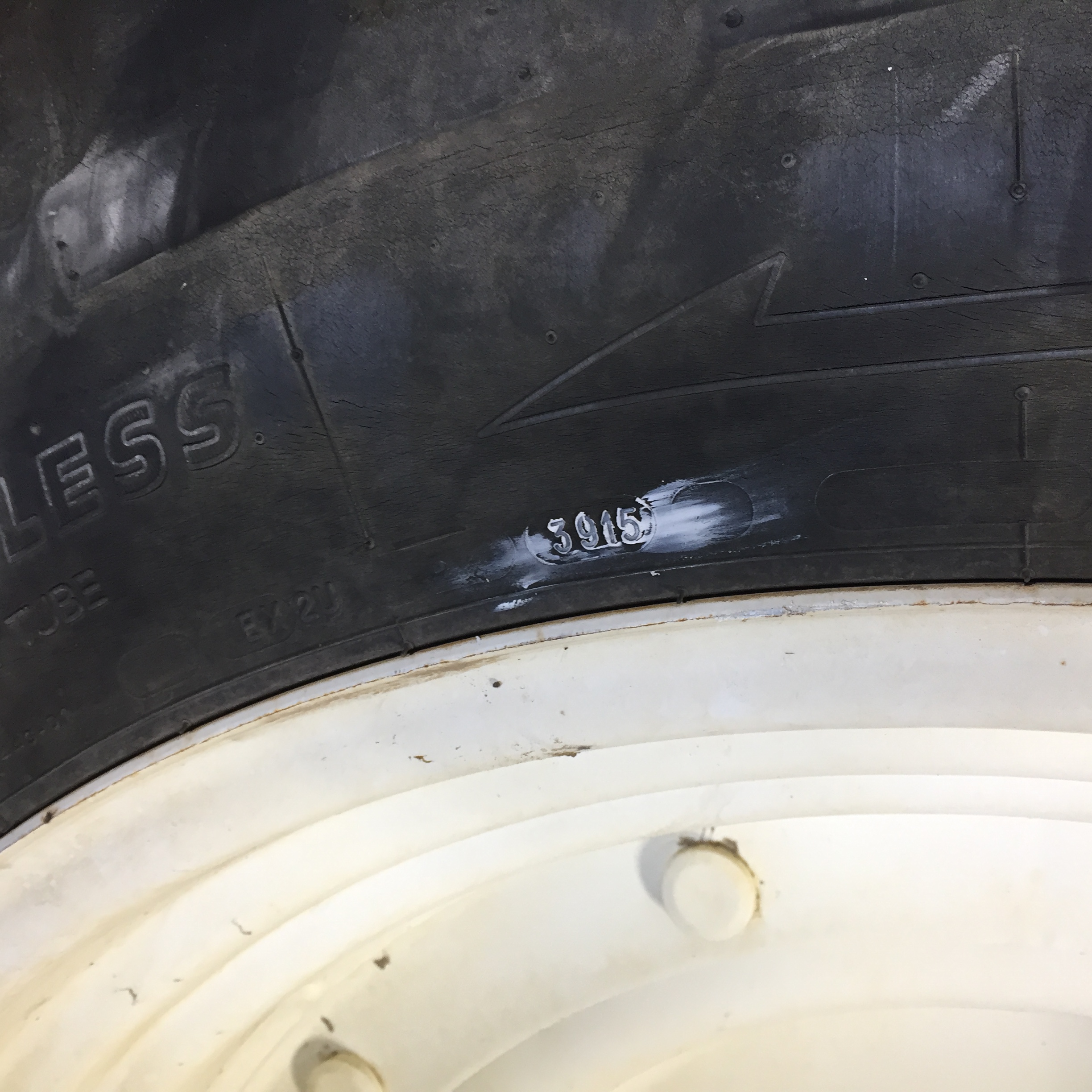 320/85R34 Michelin AgriBib R-1W Stub Disc Tire-Wheel Assembly T008689