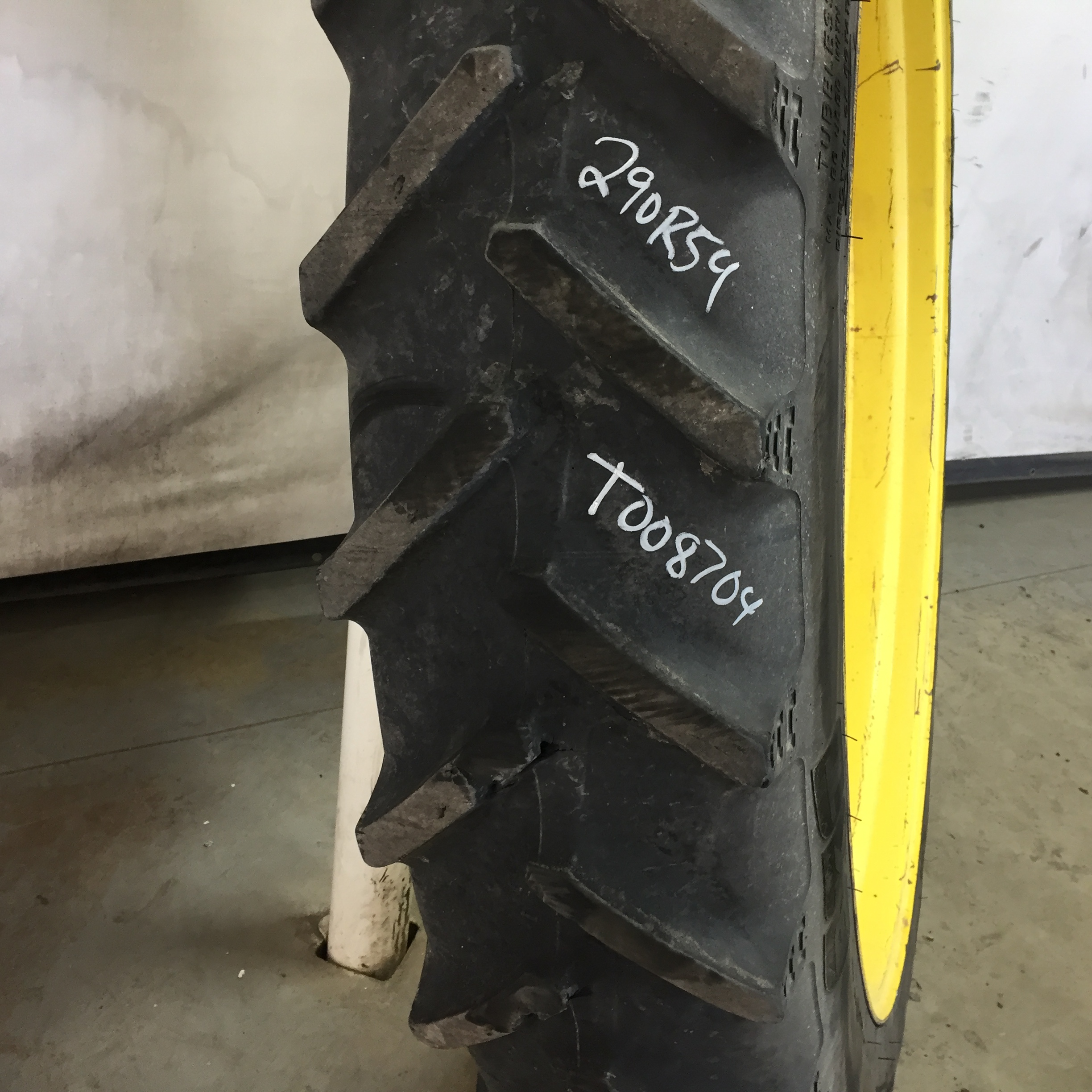 270/95R54 BKT Tires Agrimax RT 955 R-1W Tire-Wheel Assembly T008704