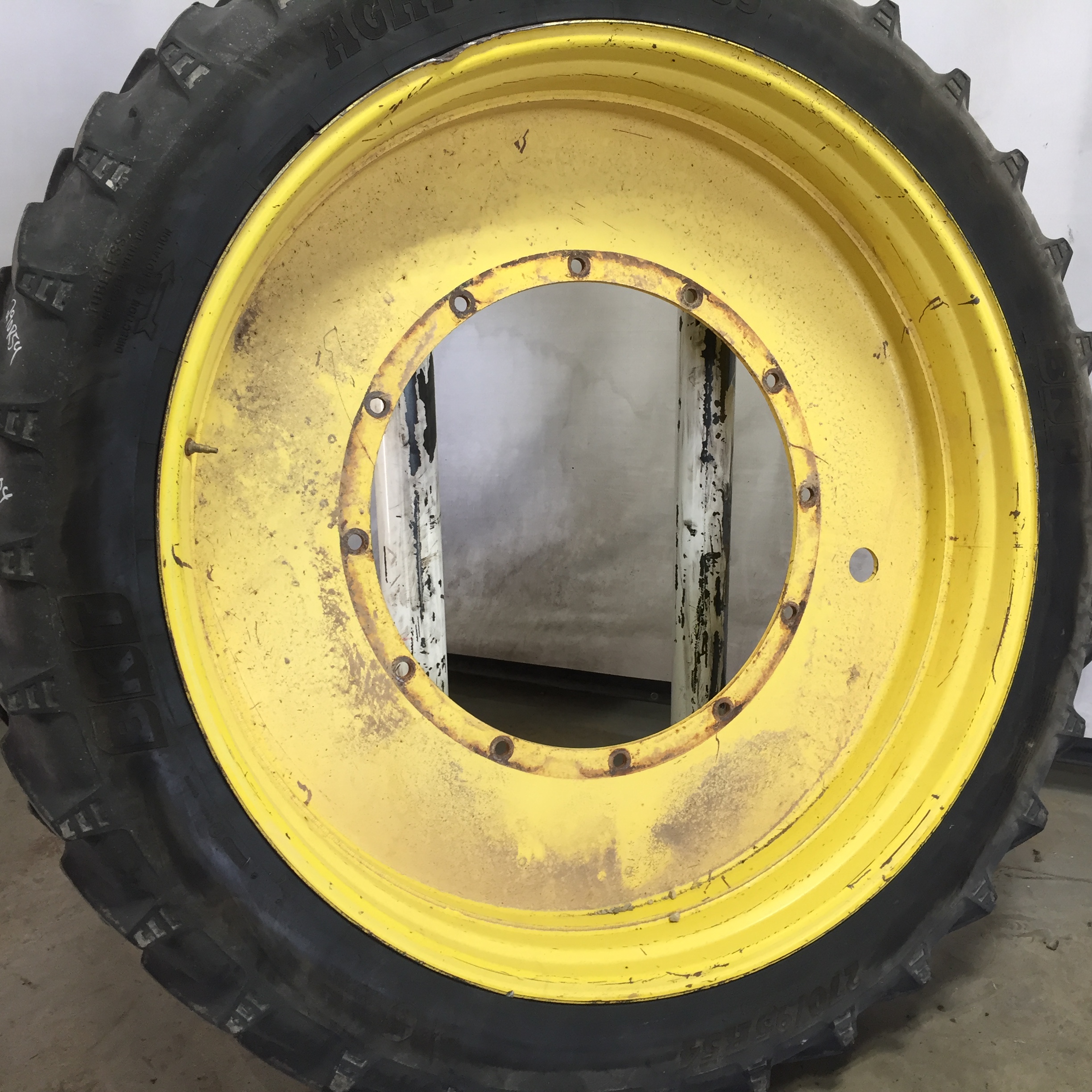 270/95R54 BKT Tires Agrimax RT 955 R-1W Tire-Wheel Assembly T008704