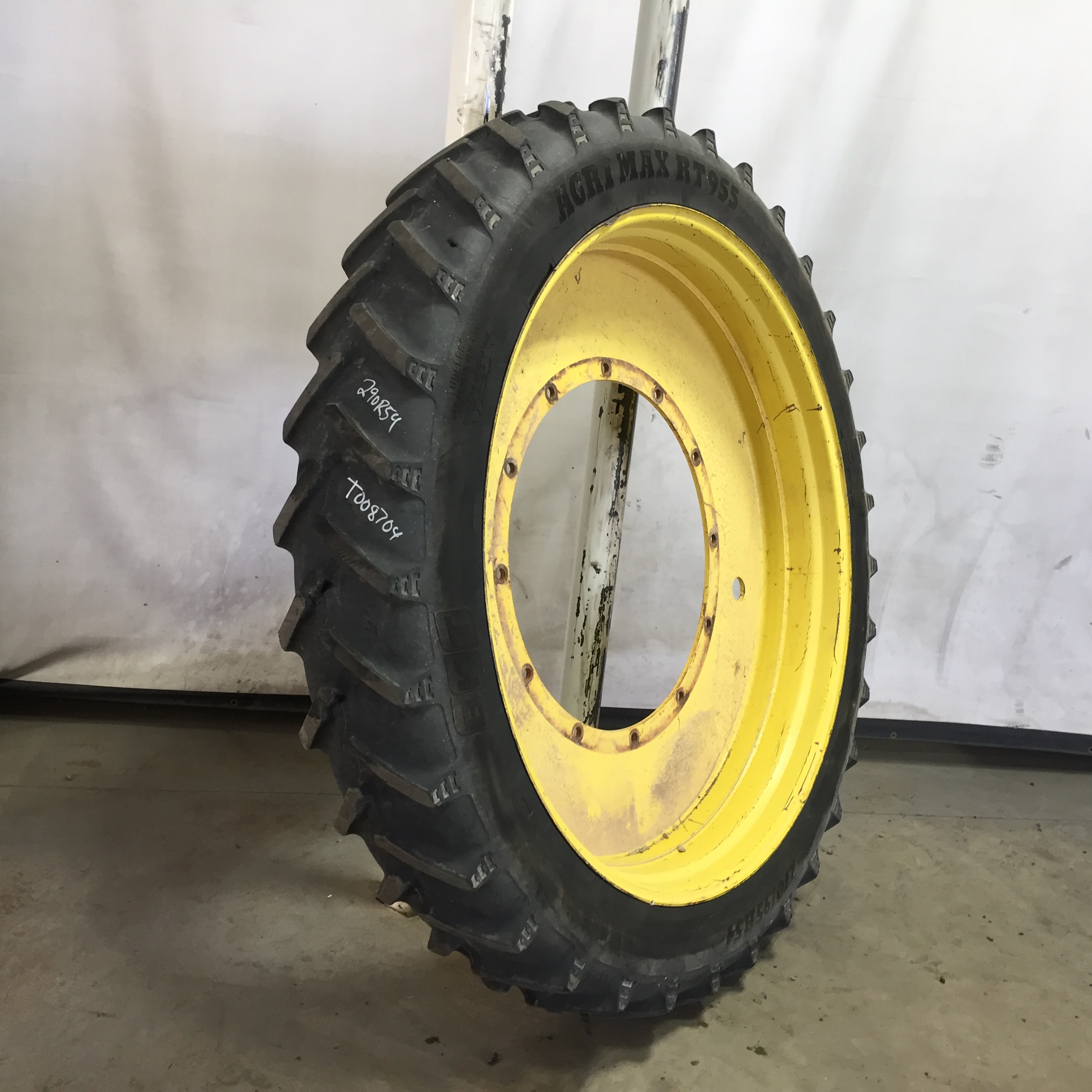 270/95R54 BKT Tires Agrimax RT 955 R-1W Tire-Wheel Assembly T008704