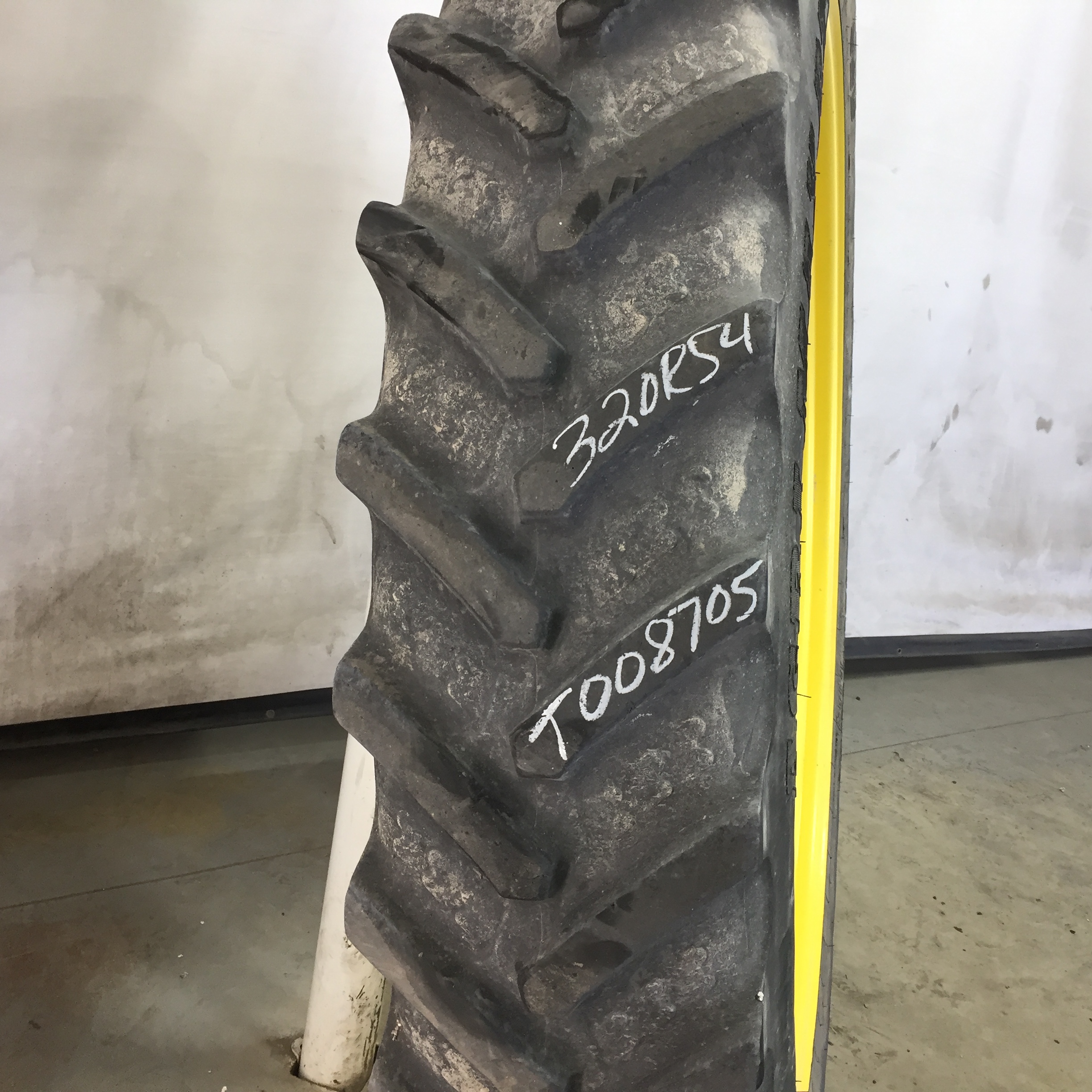 320/90R54 BKT Tires Agrimax RT 945 R-1W Tire RT008705