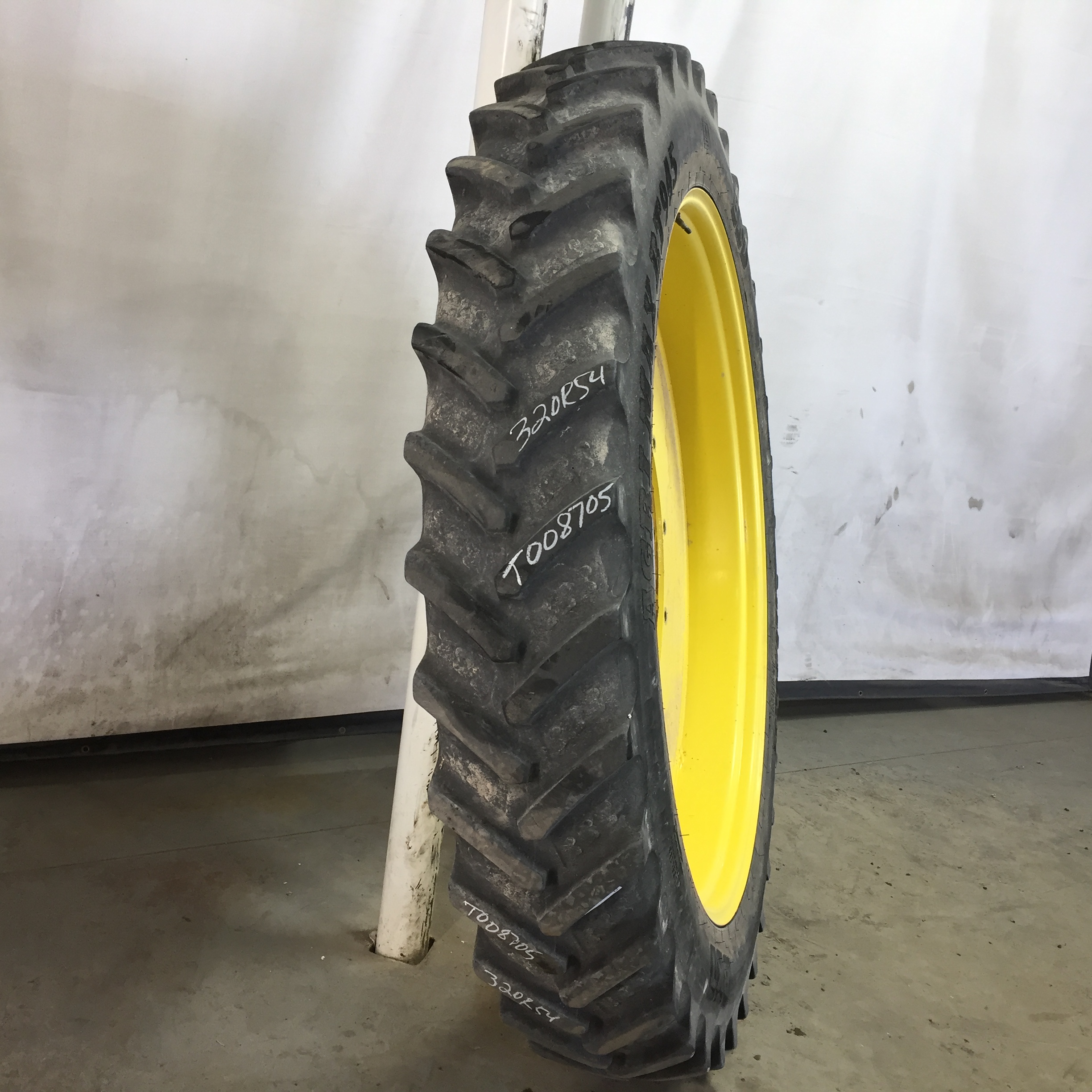 320/90R54 BKT Tires Agrimax RT 945 R-1W Tire RT008705