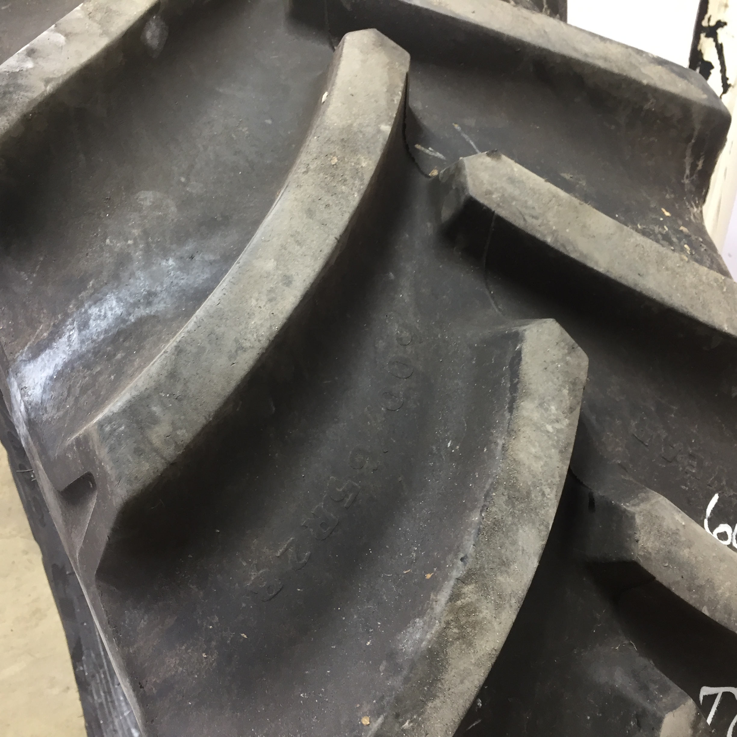 600/65R28 Goodyear Farm DT824 Optitrac R-1W Tire T008707