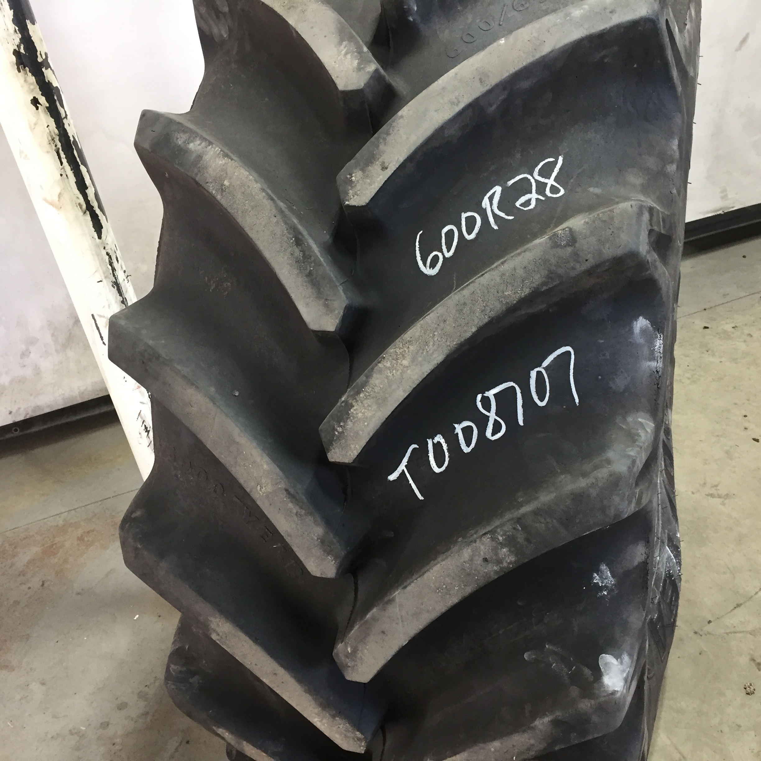600/65R28 Goodyear Farm DT824 Optitrac R-1W Tire T008707
