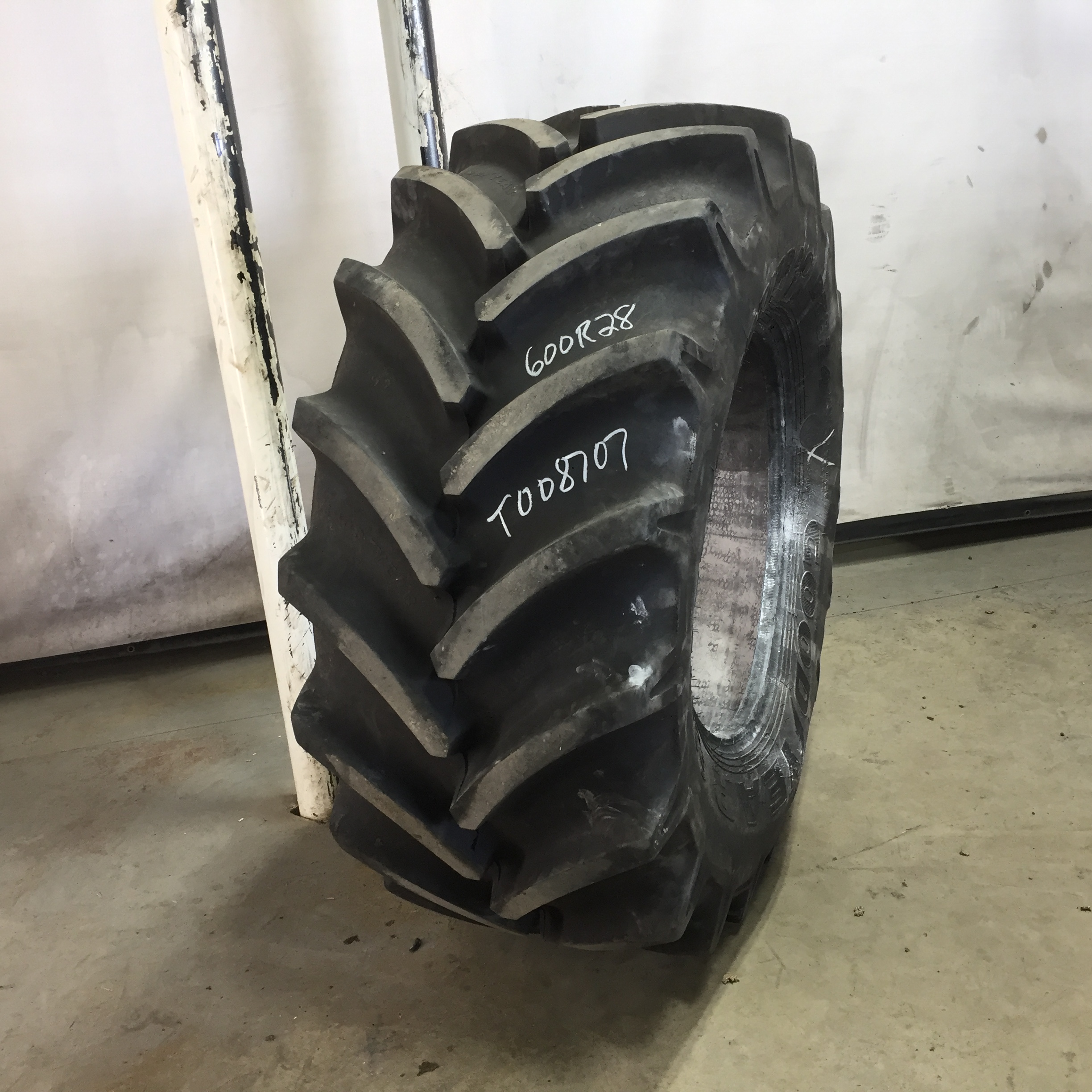 600/65R28 Goodyear Farm DT824 Optitrac R-1W Tire T008707