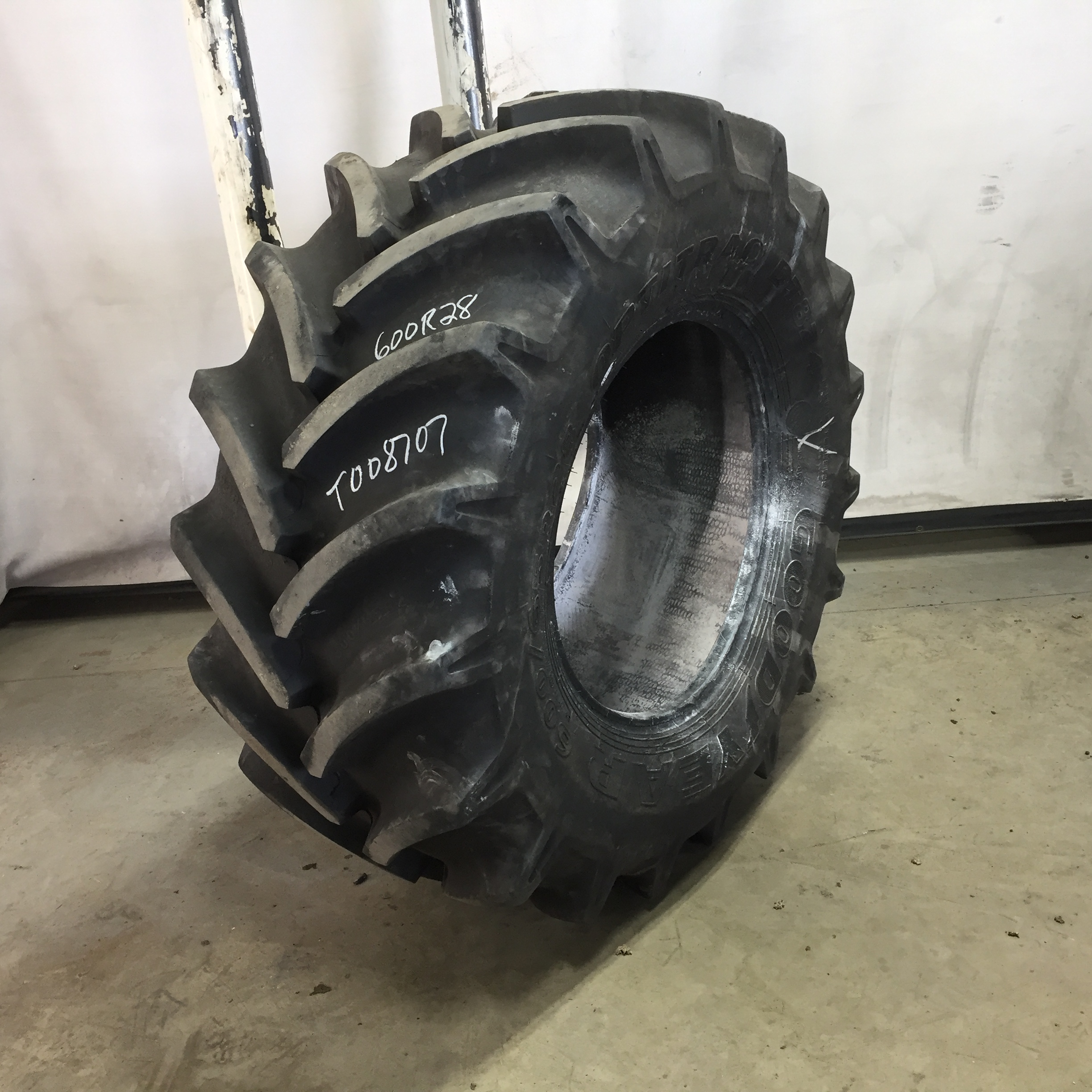 600/65R28 Goodyear Farm DT824 Optitrac R-1W Tire T008707