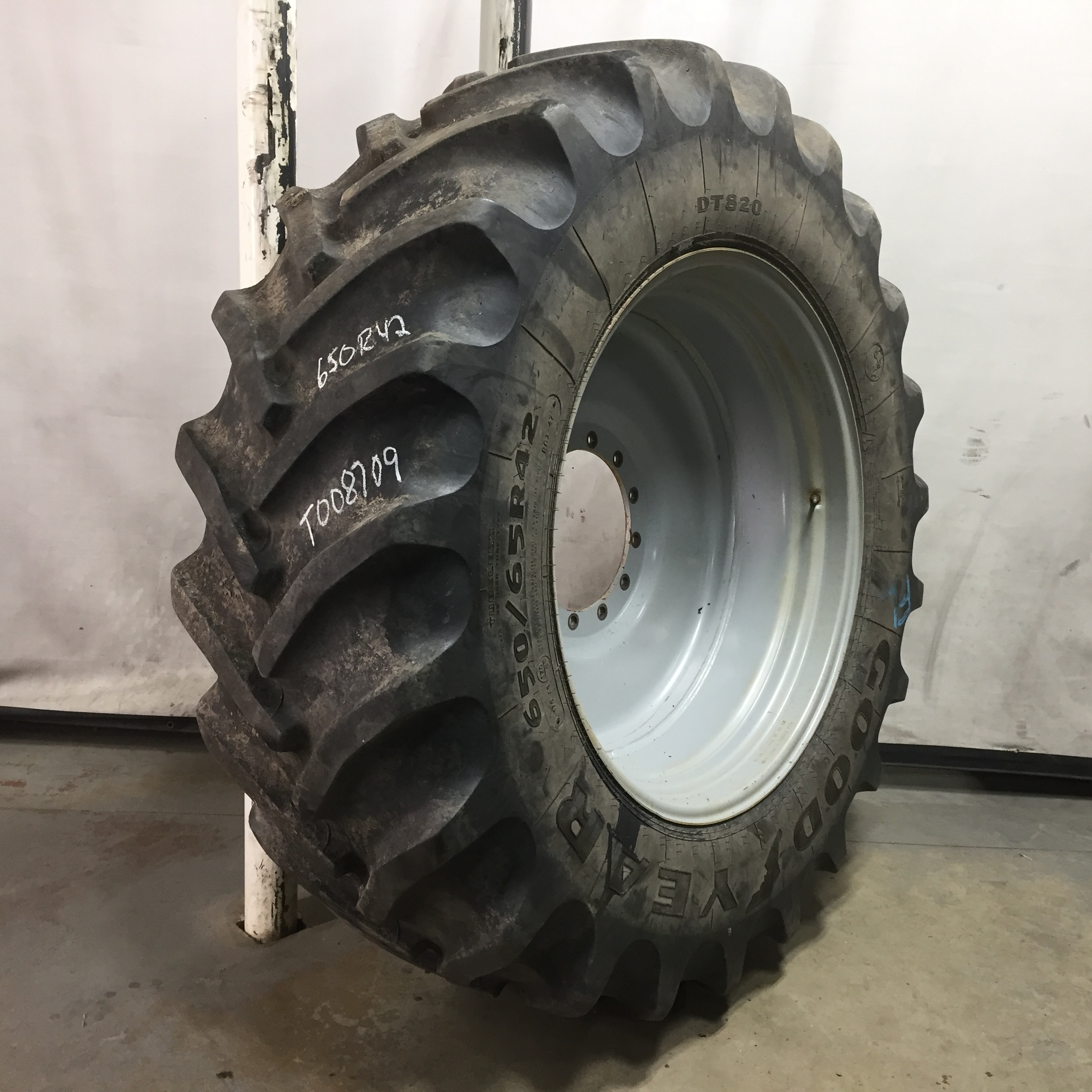 650/65R42 Goodyear Farm DT820 Super Traction R-1W Tire-Wheel Assembly T008709