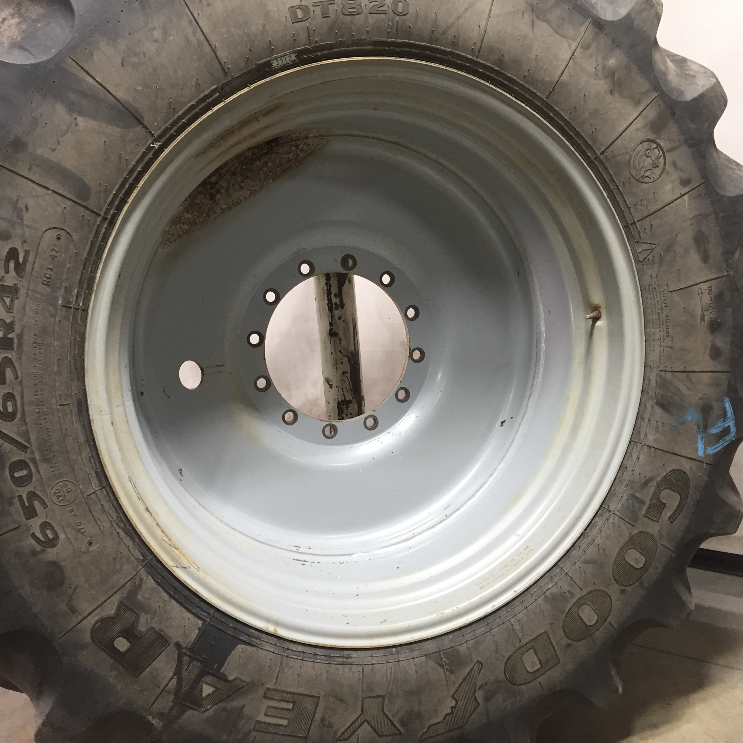 650/65R42 Goodyear Farm DT820 Super Traction R-1W Tire-Wheel Assembly T008709