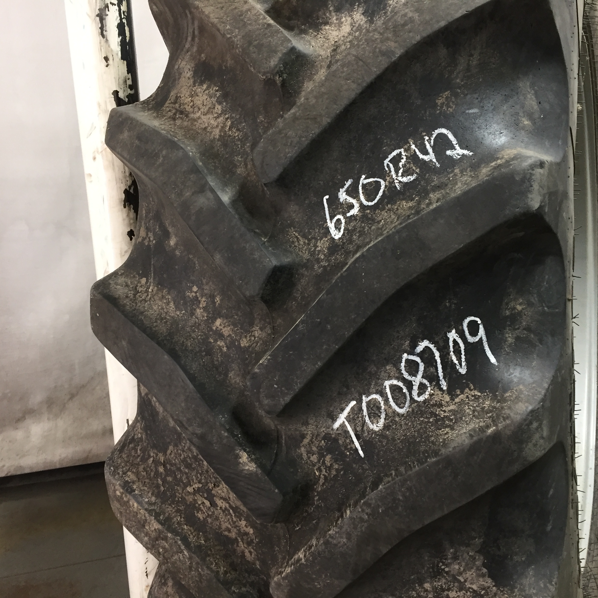 650/65R42 Goodyear Farm DT820 Super Traction R-1W Tire RT008709