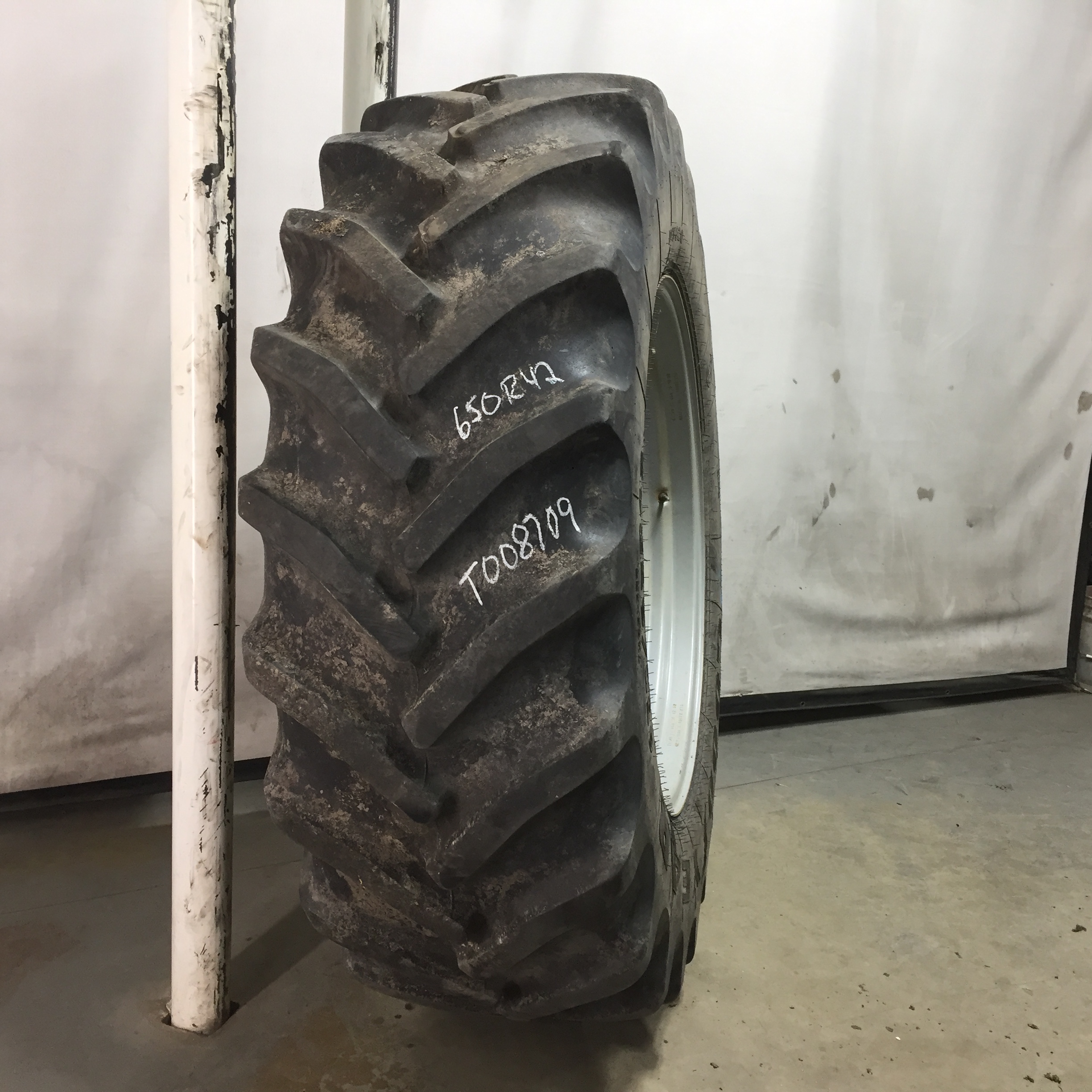 650/65R42 Goodyear Farm DT820 Super Traction R-1W Tire RT008709