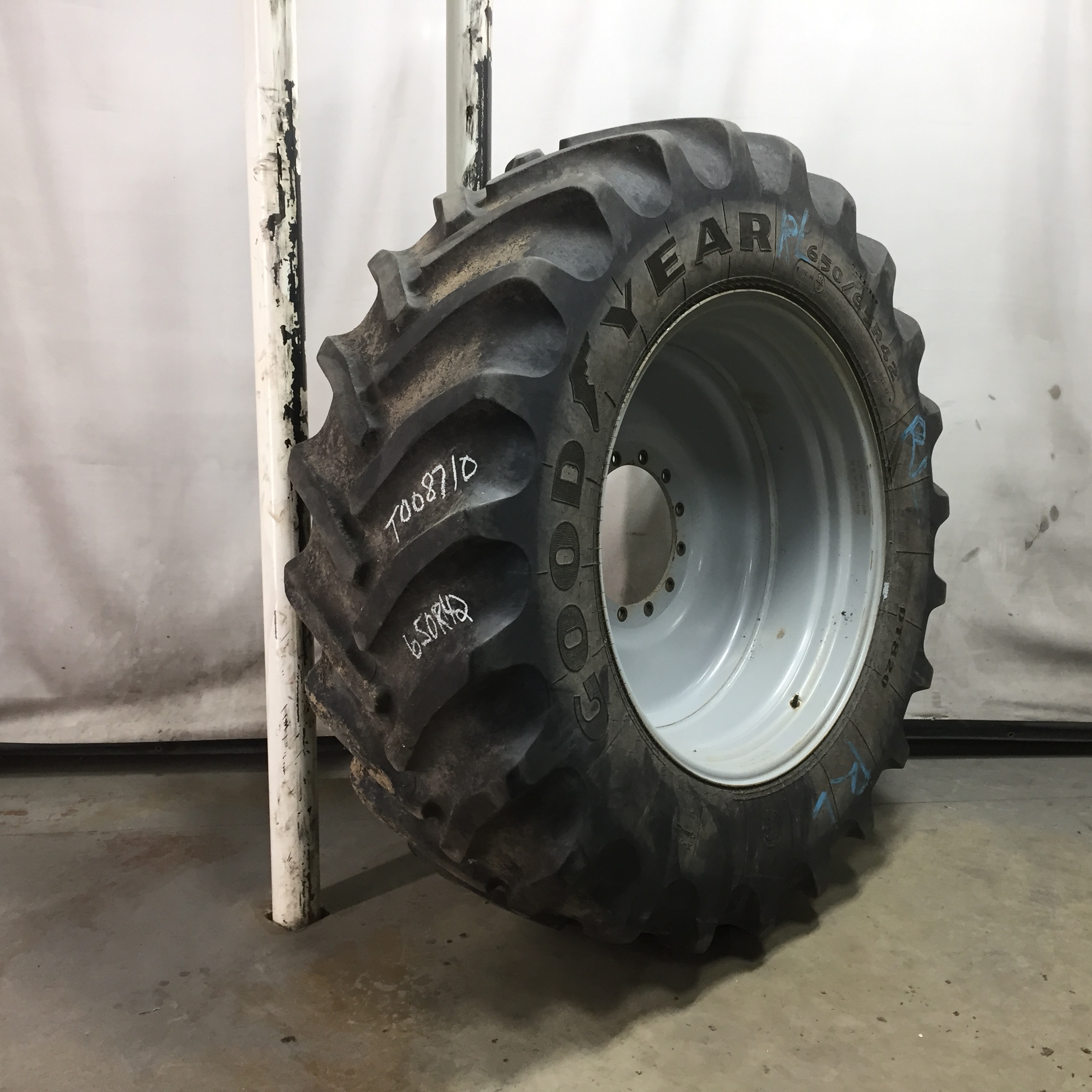 650/65R42 Goodyear Farm DT820 Super Traction R-1W Tire-Wheel Assembly T008710