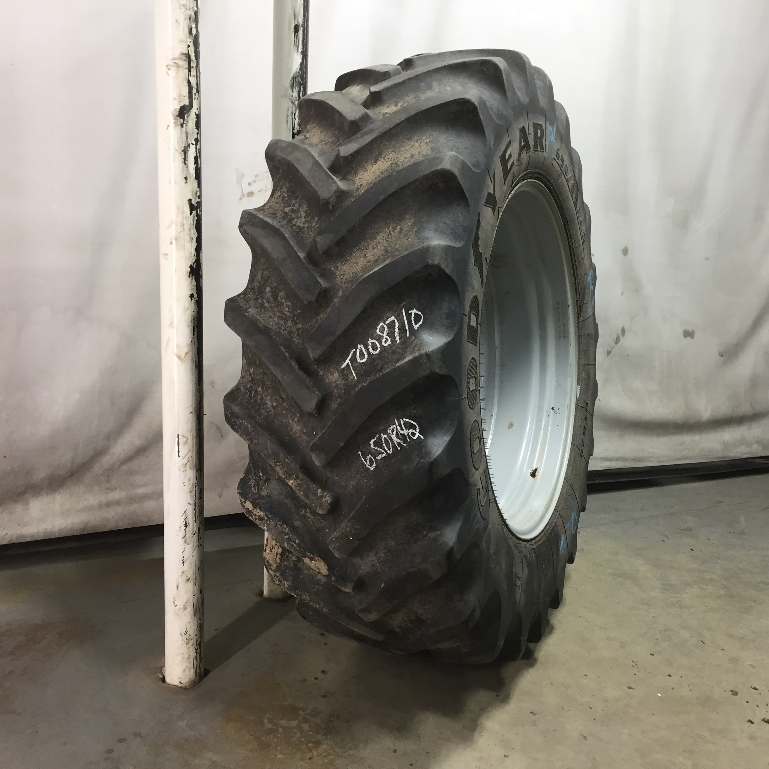 650/65R42 Goodyear Farm DT820 Super Traction R-1W Tire RT008710