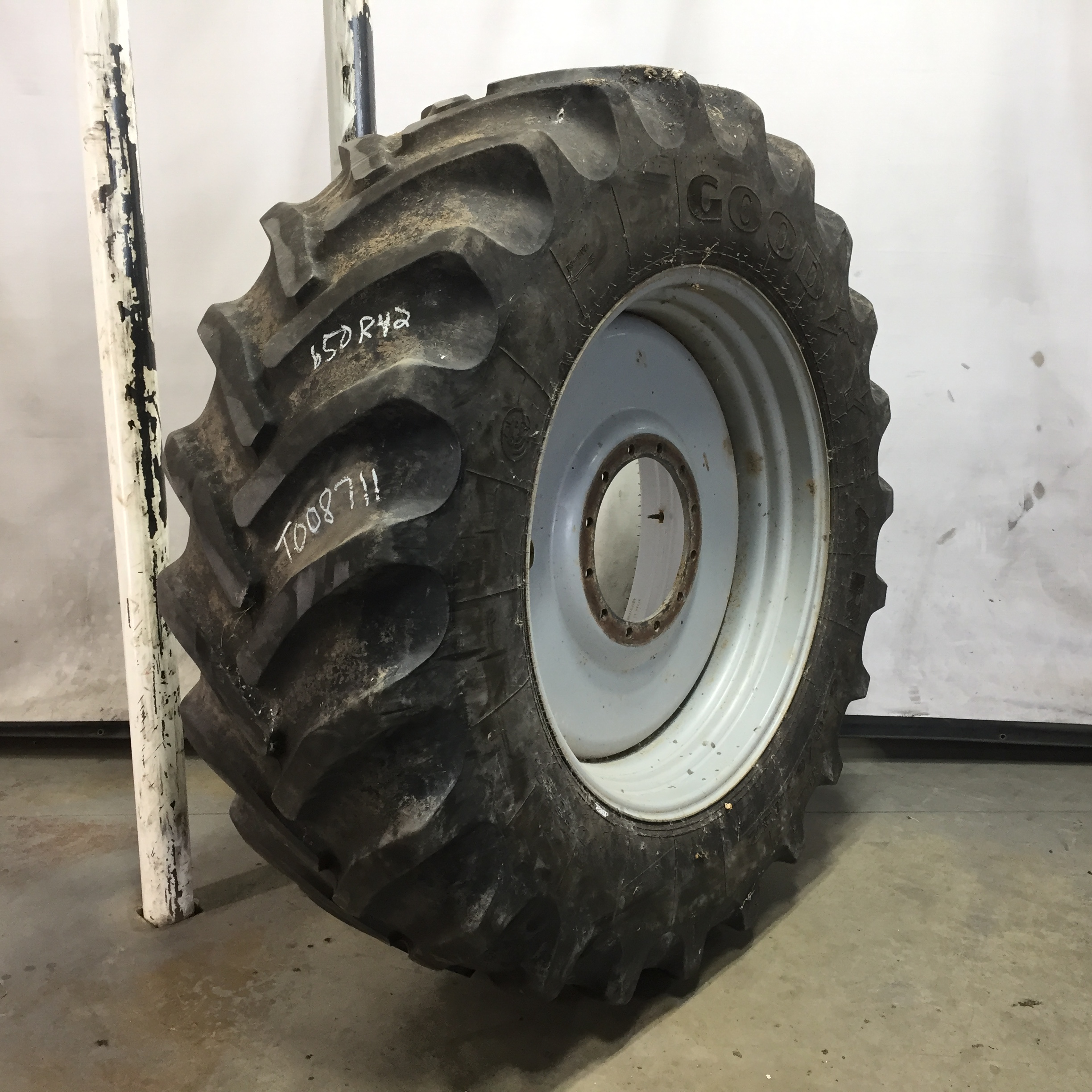 650/65R42 Goodyear Farm DT820 Super Traction R-1W Tire-Wheel Assembly T008711