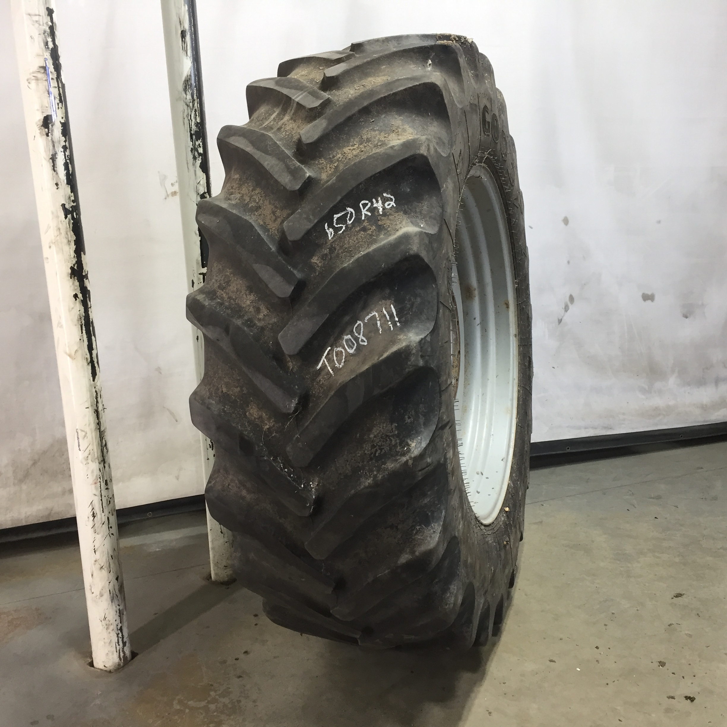 650/65R42 Goodyear Farm DT820 Super Traction R-1W Tire RT008711