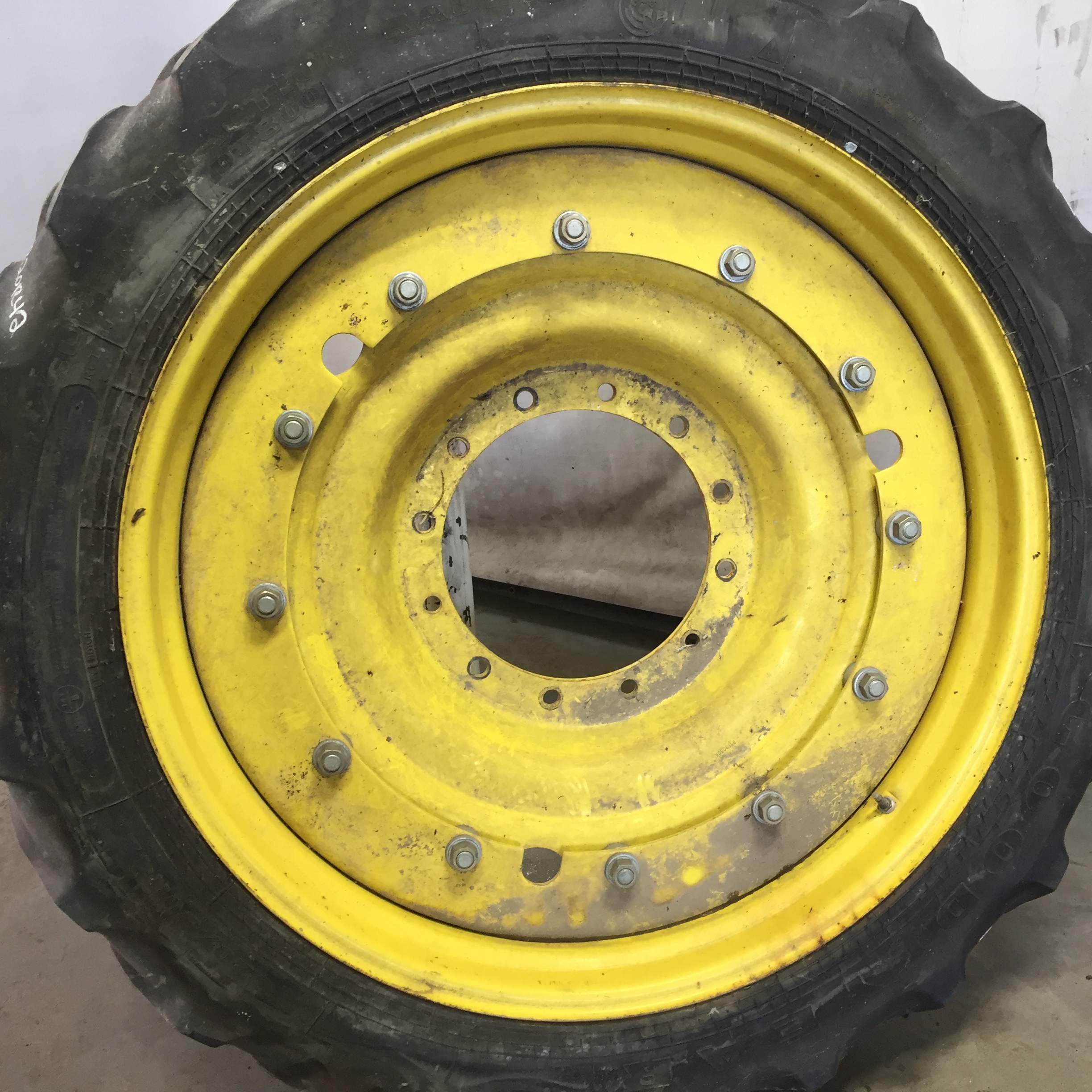 320/80R42 Goodyear Farm DT800 Super Traction R-1W Stub Disc Tire-Wheel Assembly T008732