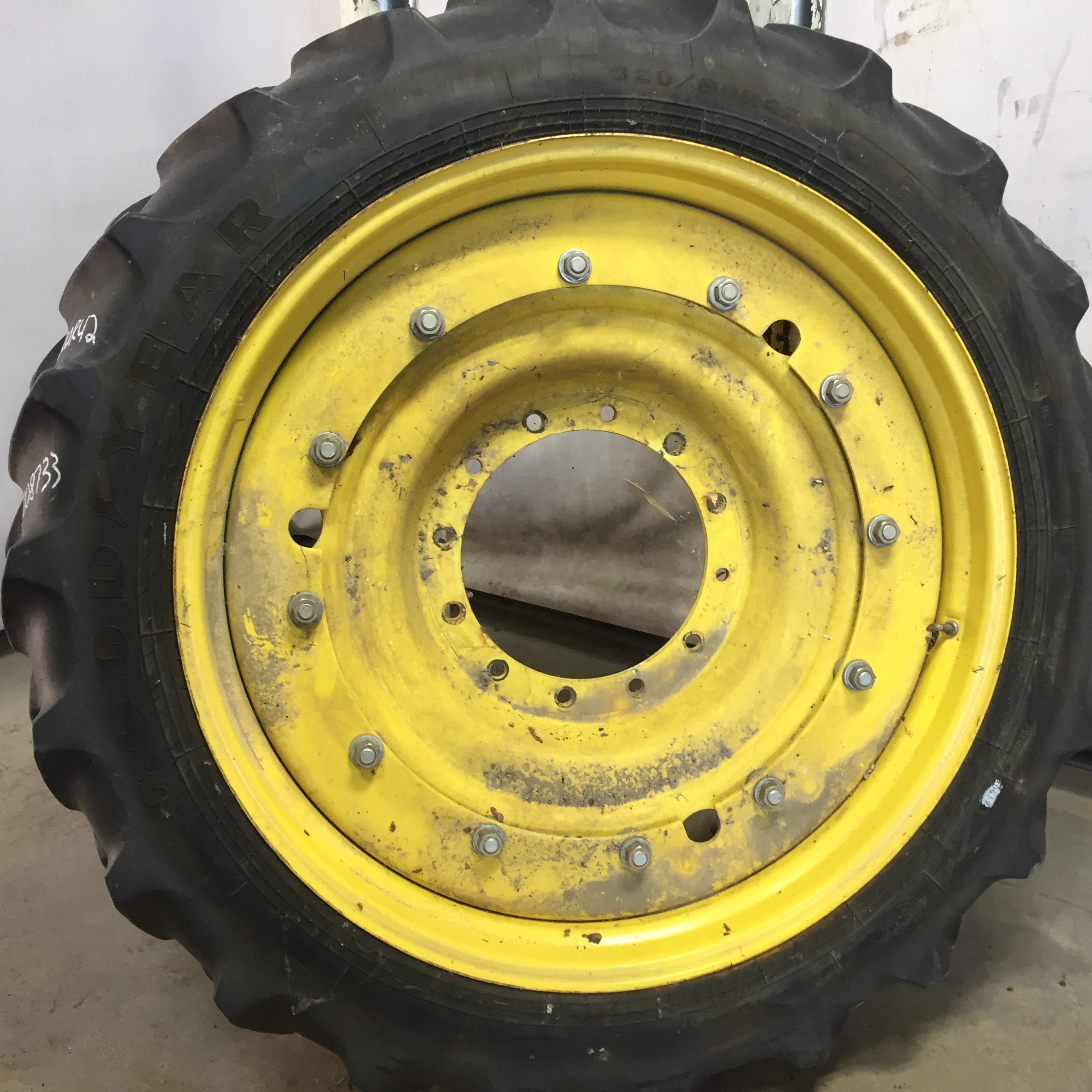 320/80R42 Goodyear Farm DT800 Super Traction R-1W Stub Disc Tire-Wheel Assembly T008733