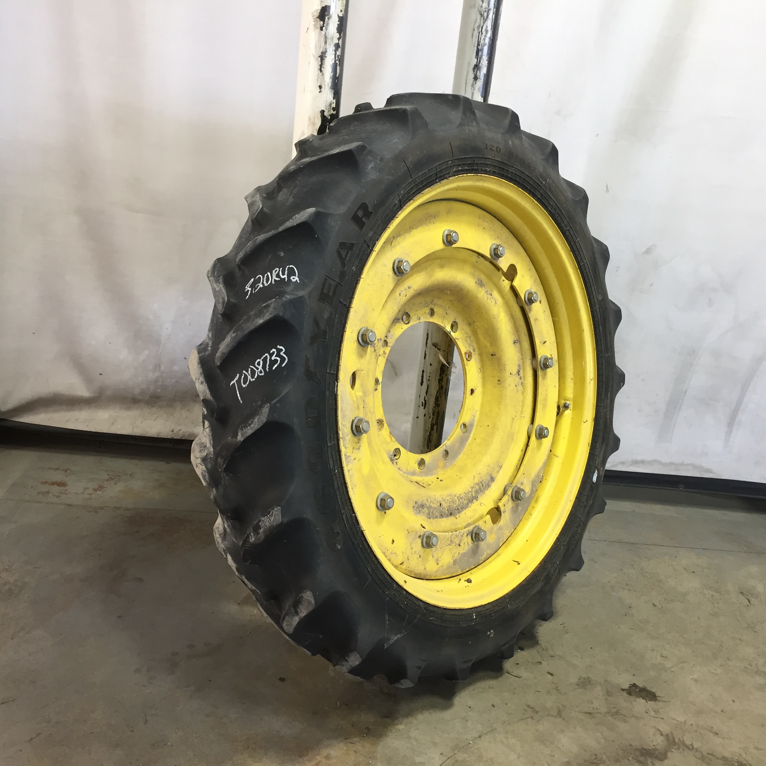 320/80R42 Goodyear Farm DT800 Super Traction R-1W Stub Disc Tire-Wheel Assembly T008733