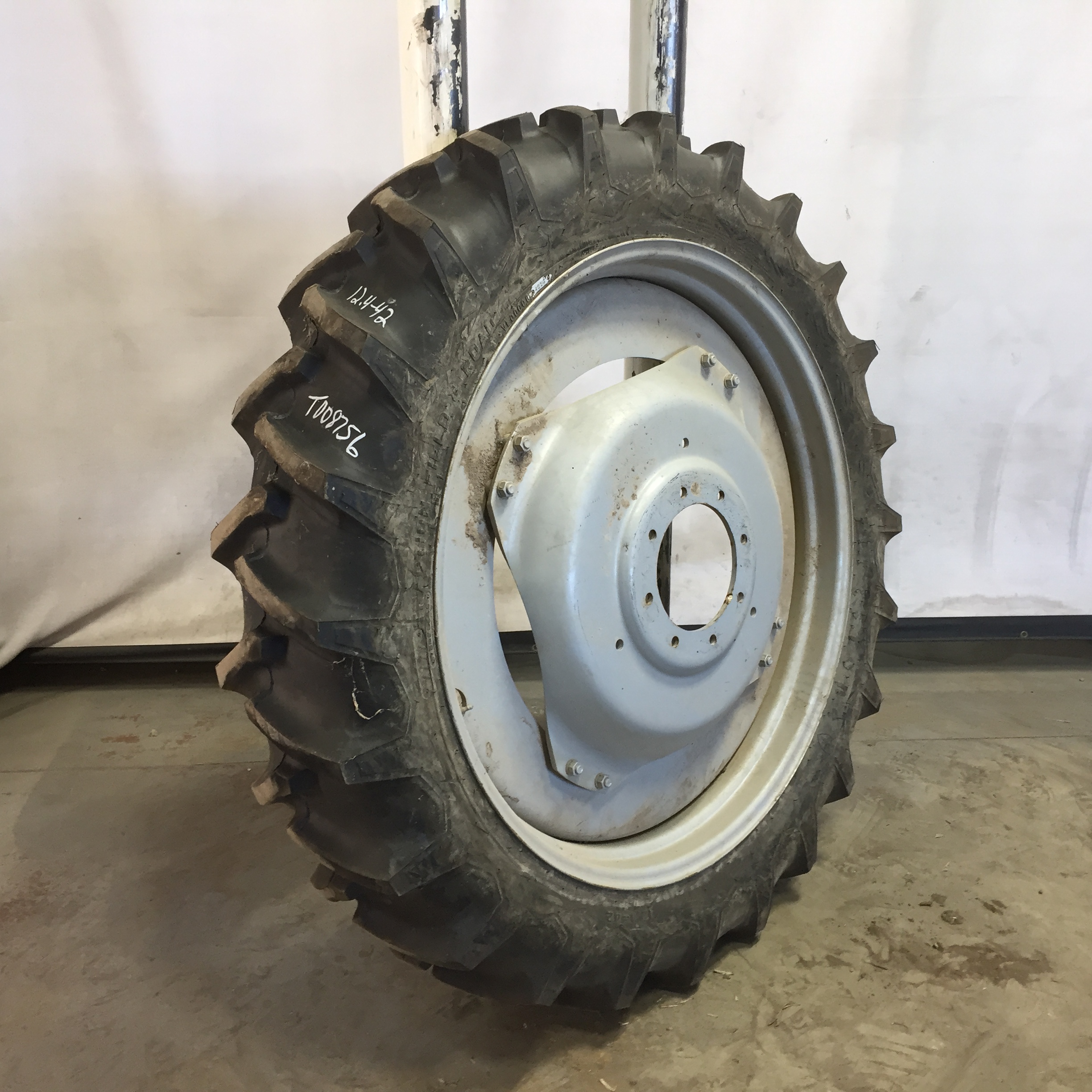 12.4/-42 Firestone Traction Field & Road R-1 Stub Disc (groups of 2 bolts) Tire-Wheel Assembly T008756