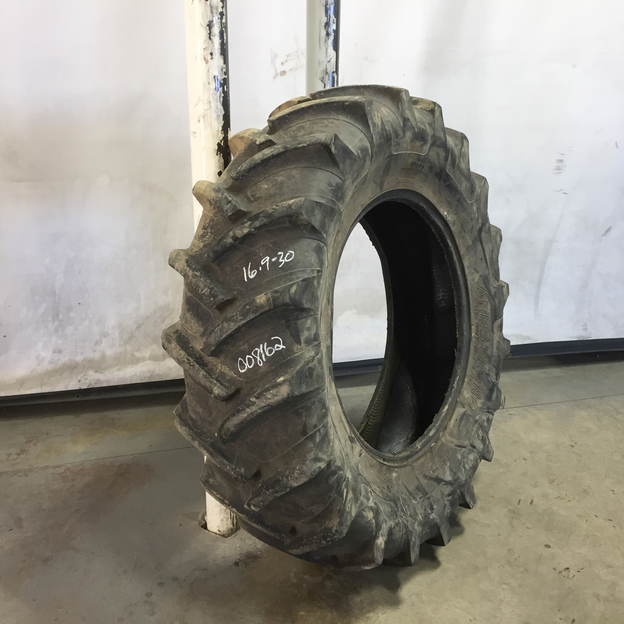 16.9/-30 Armstrong Hi Power Lug R-1 Tire 008162
