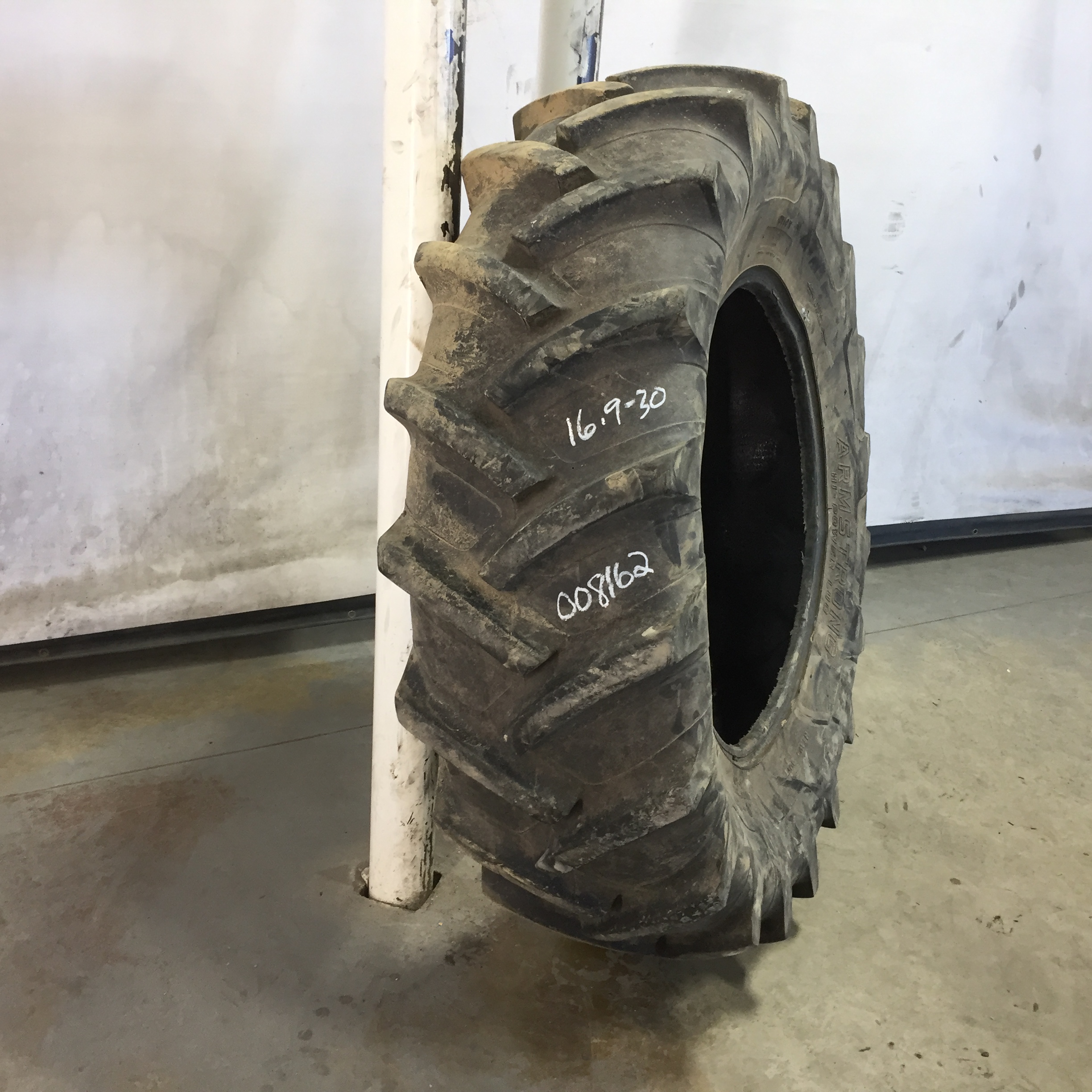 16.9/-30 Armstrong Hi Power Lug R-1 Tire 008162