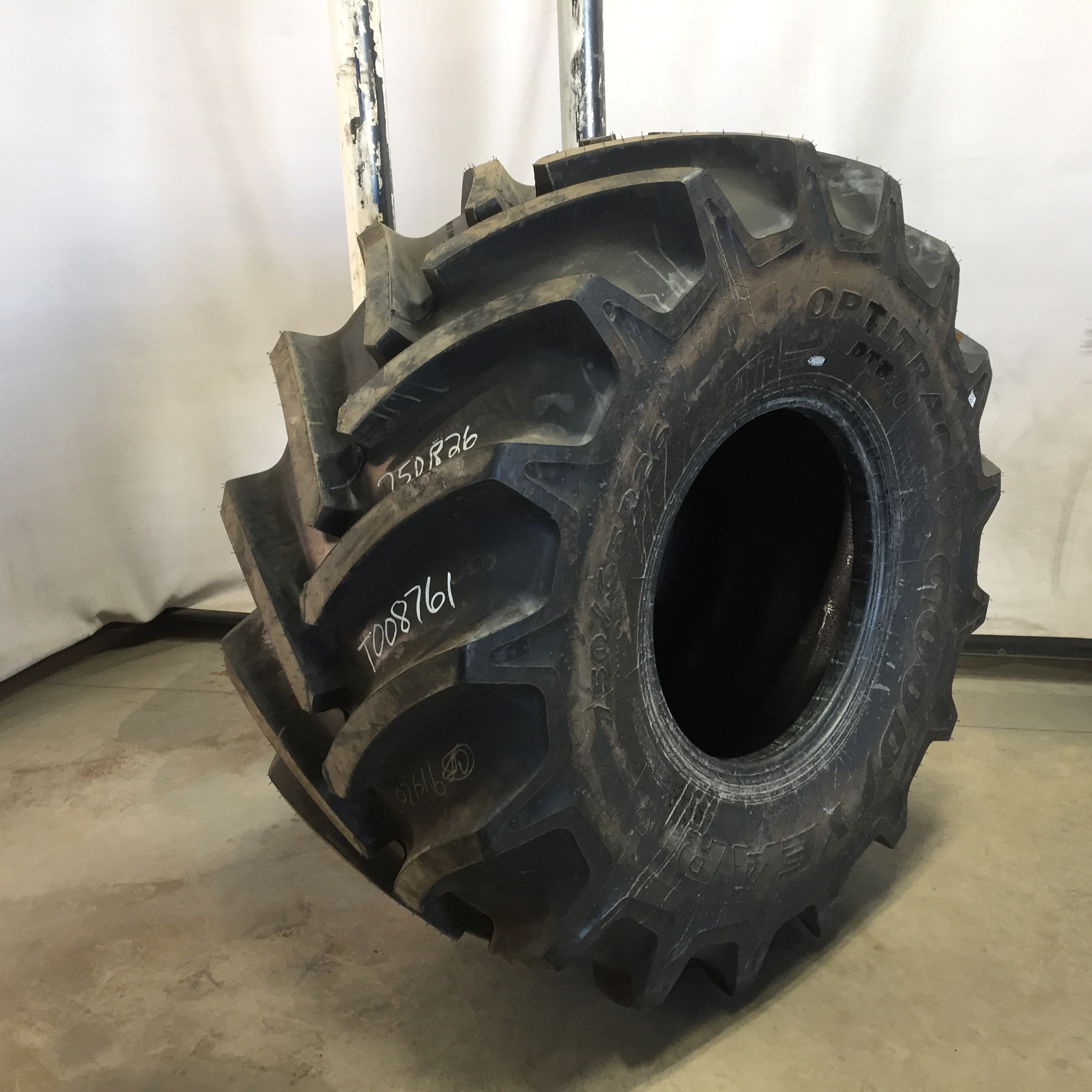 750/65R26 Goodyear Farm Optitrac R-1W Tire T008761