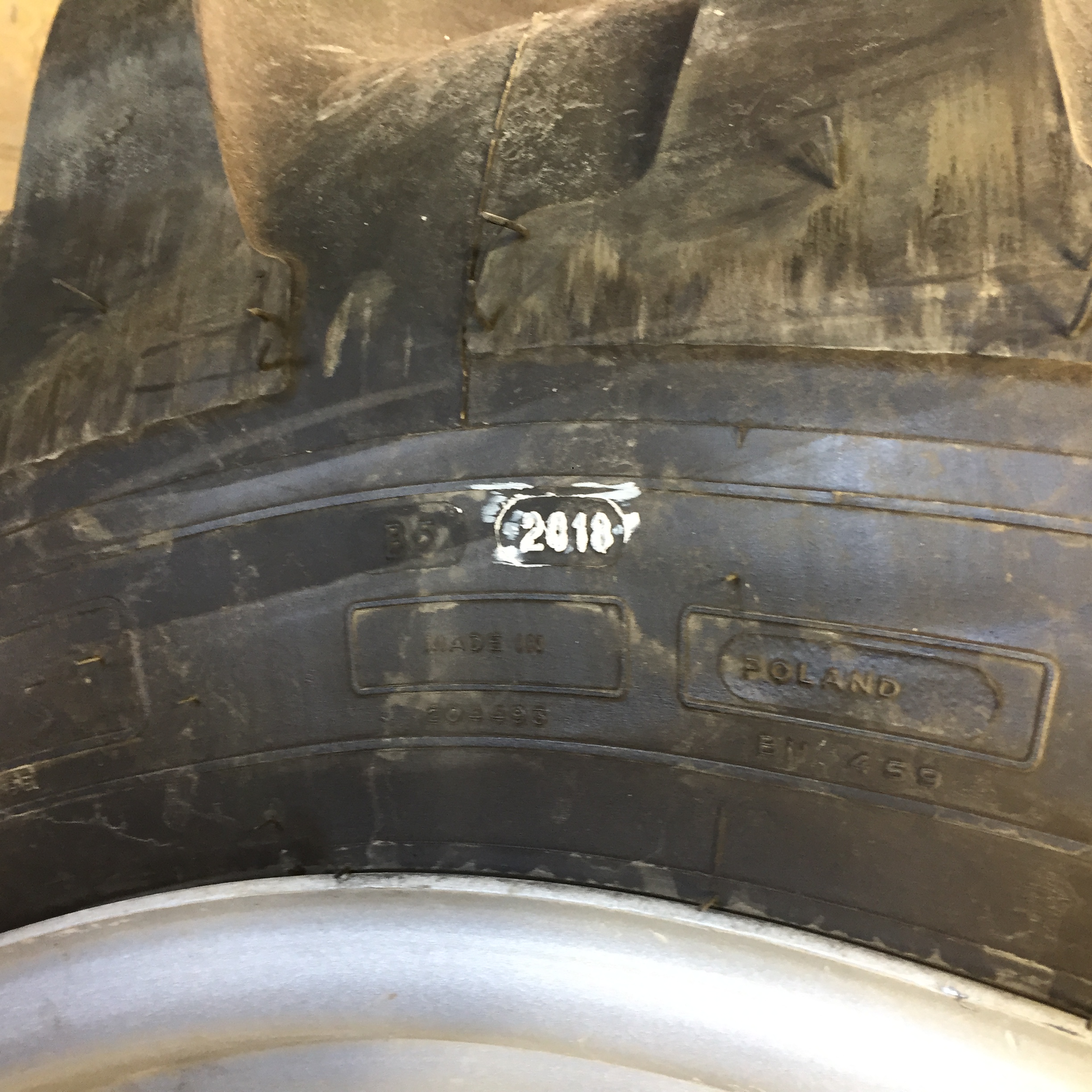 13.6/R28 Michelin AgriBib R-1W Stub Disc (groups of 2 bolts) Tire-Wheel Assembly T008762