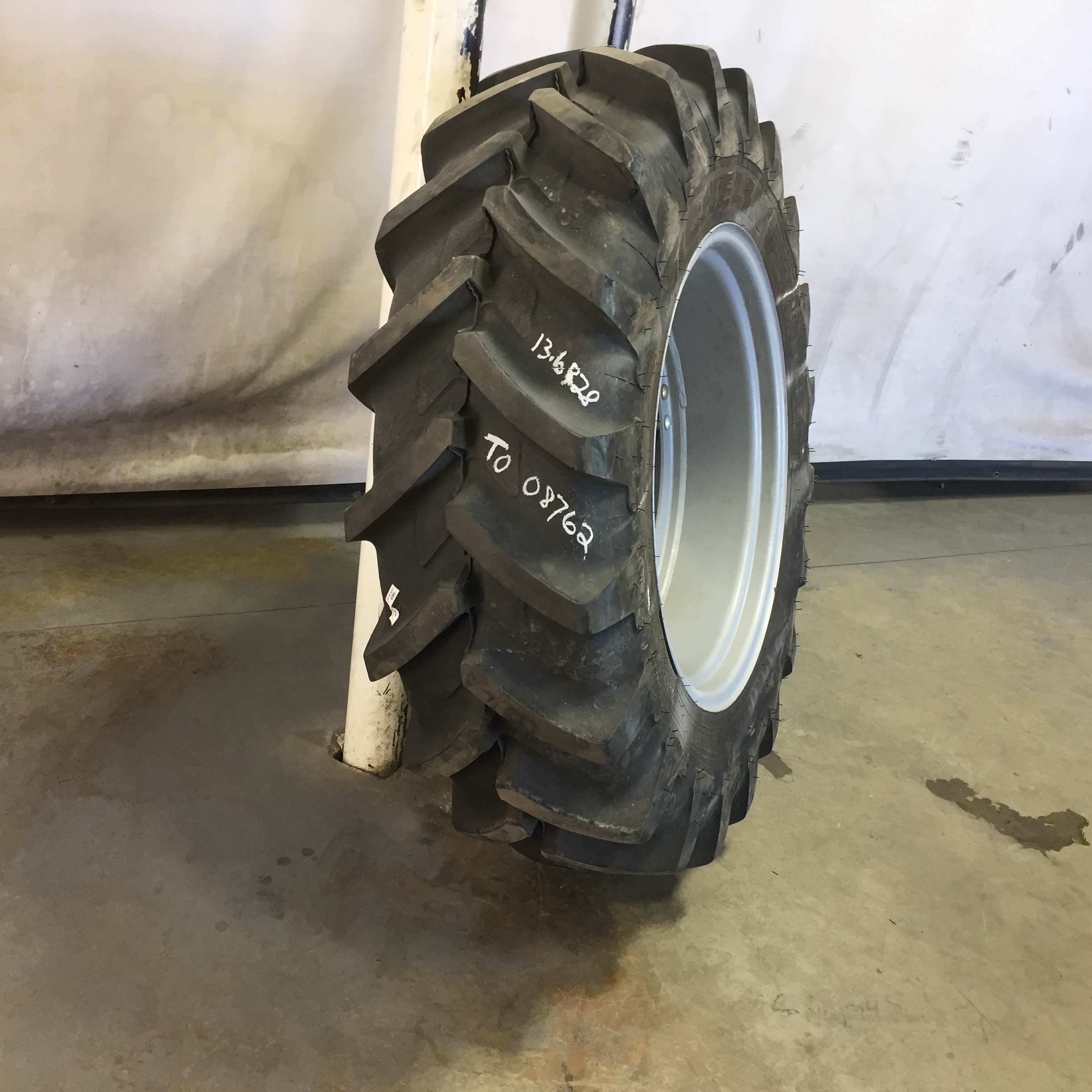 13.6/R28 Michelin AgriBib R-1W Tire RT008762