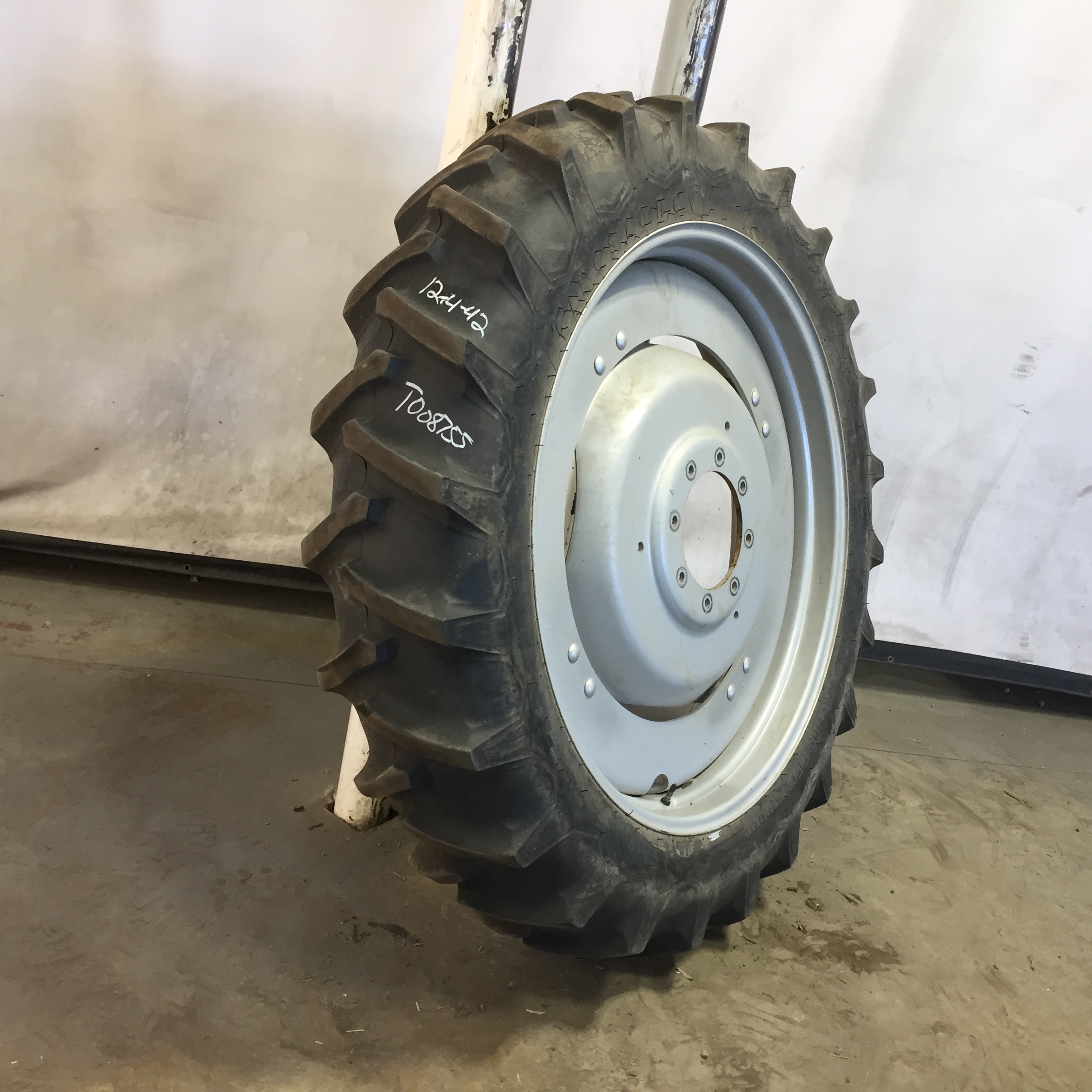 12.4/-42 Firestone Traction Field & Road R-1 Stub Disc (groups of 2 bolts) Tire-Wheel Assembly T008755