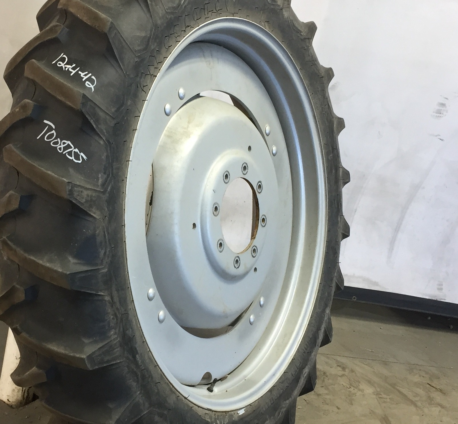 38''-54'' Stub Disc (groups of 2 bolts) Rim Center WT008755CTR