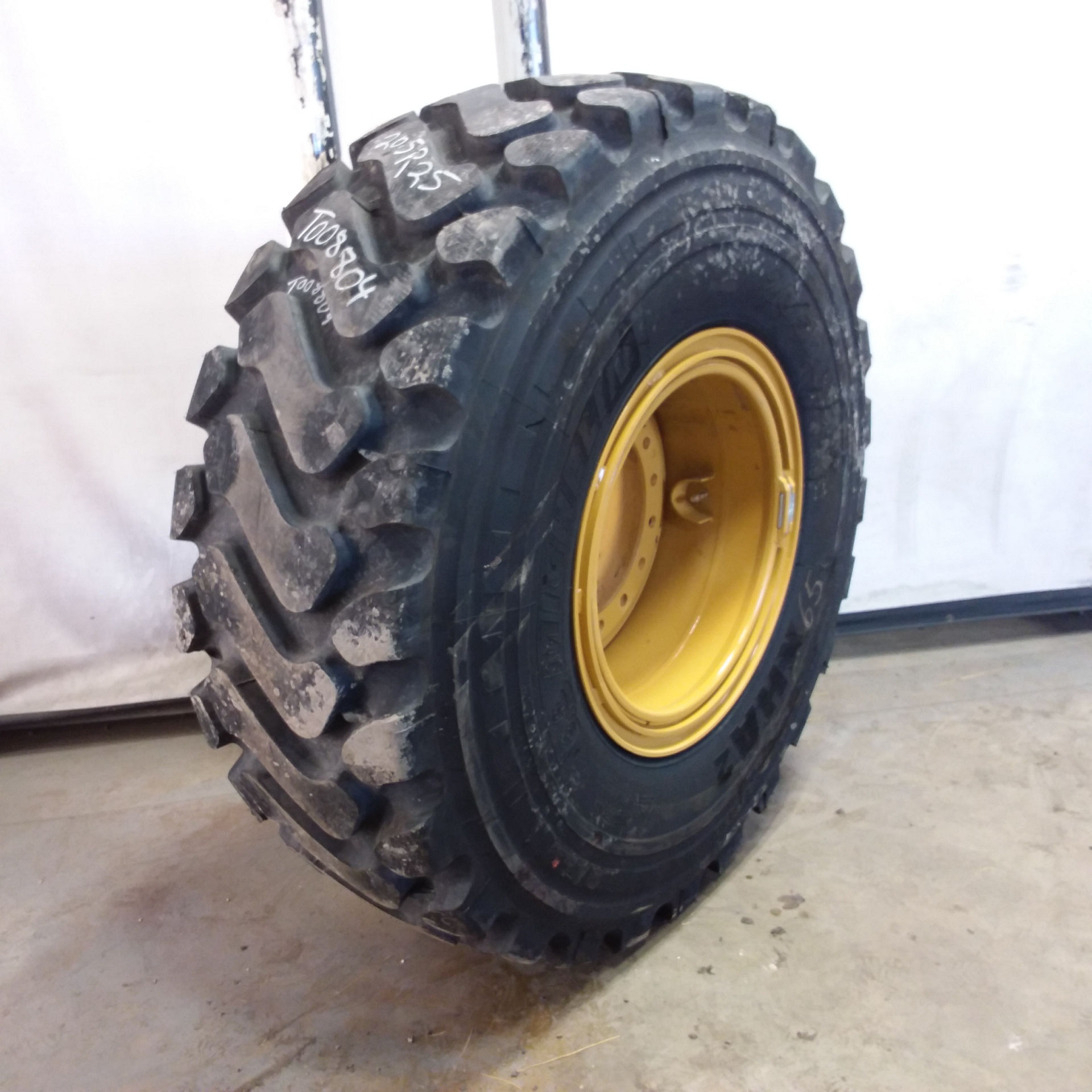 20.5/R25 Michelin XHA2 L-3 Tire-Wheel Assembly T008804