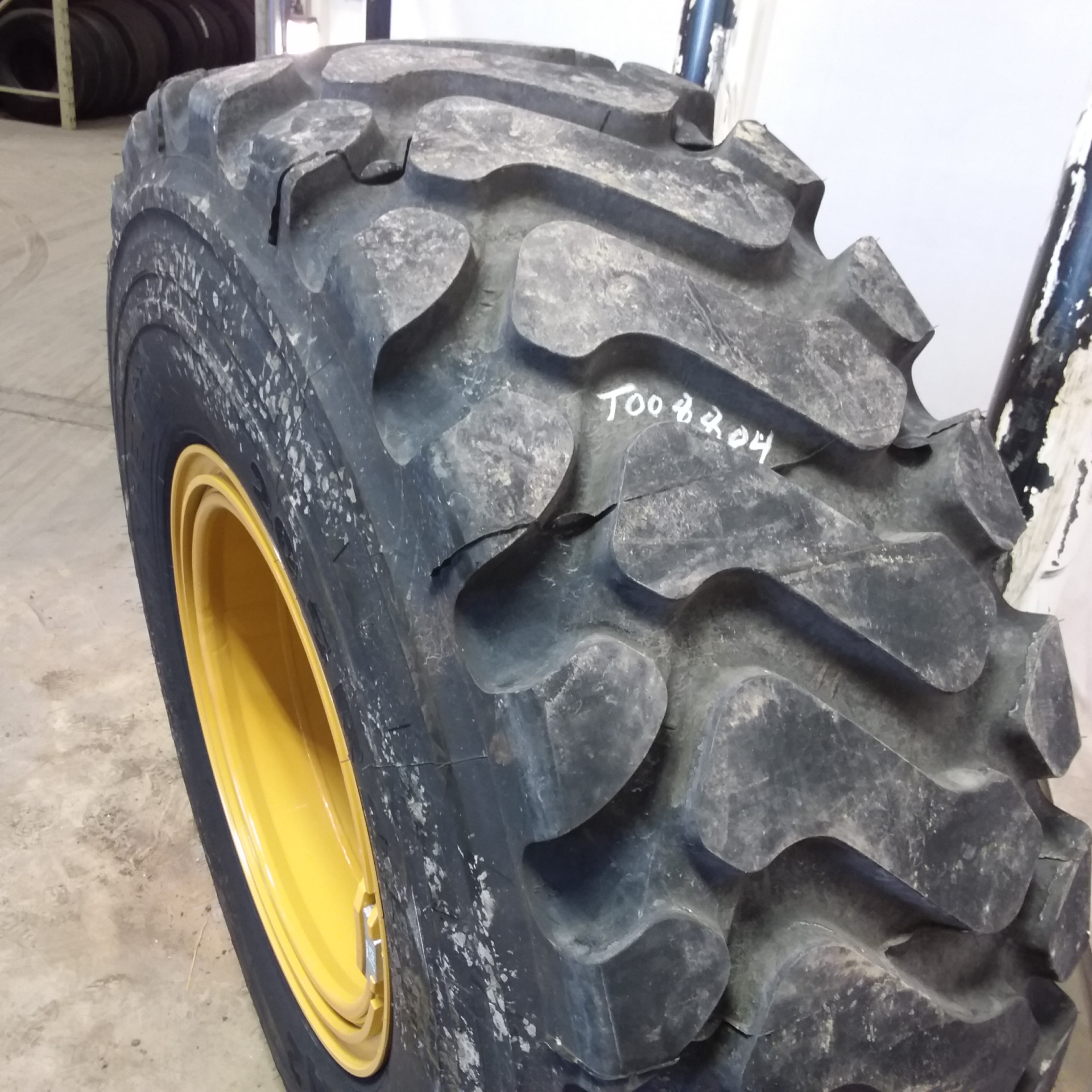 20.5/R25 Michelin XHA2 L-3 Tire-Wheel Assembly T008804